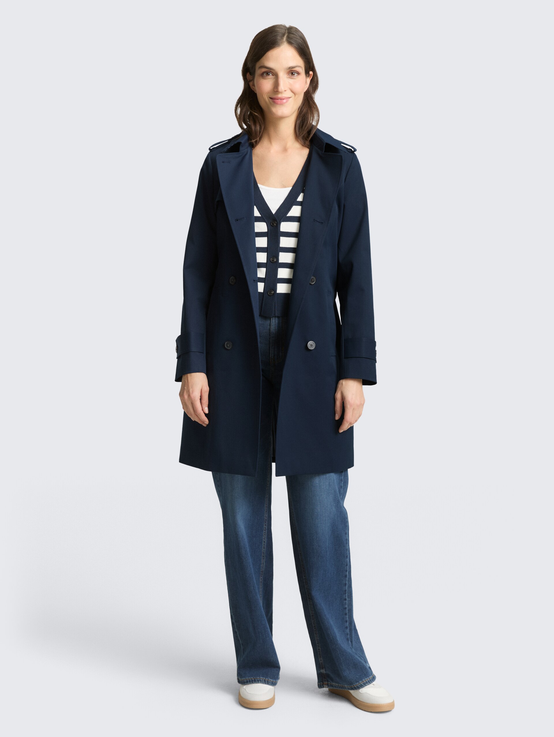 Trenchcoat aus wasserabweisendem Material - sky captain blue - seitliche Model-Ansicht