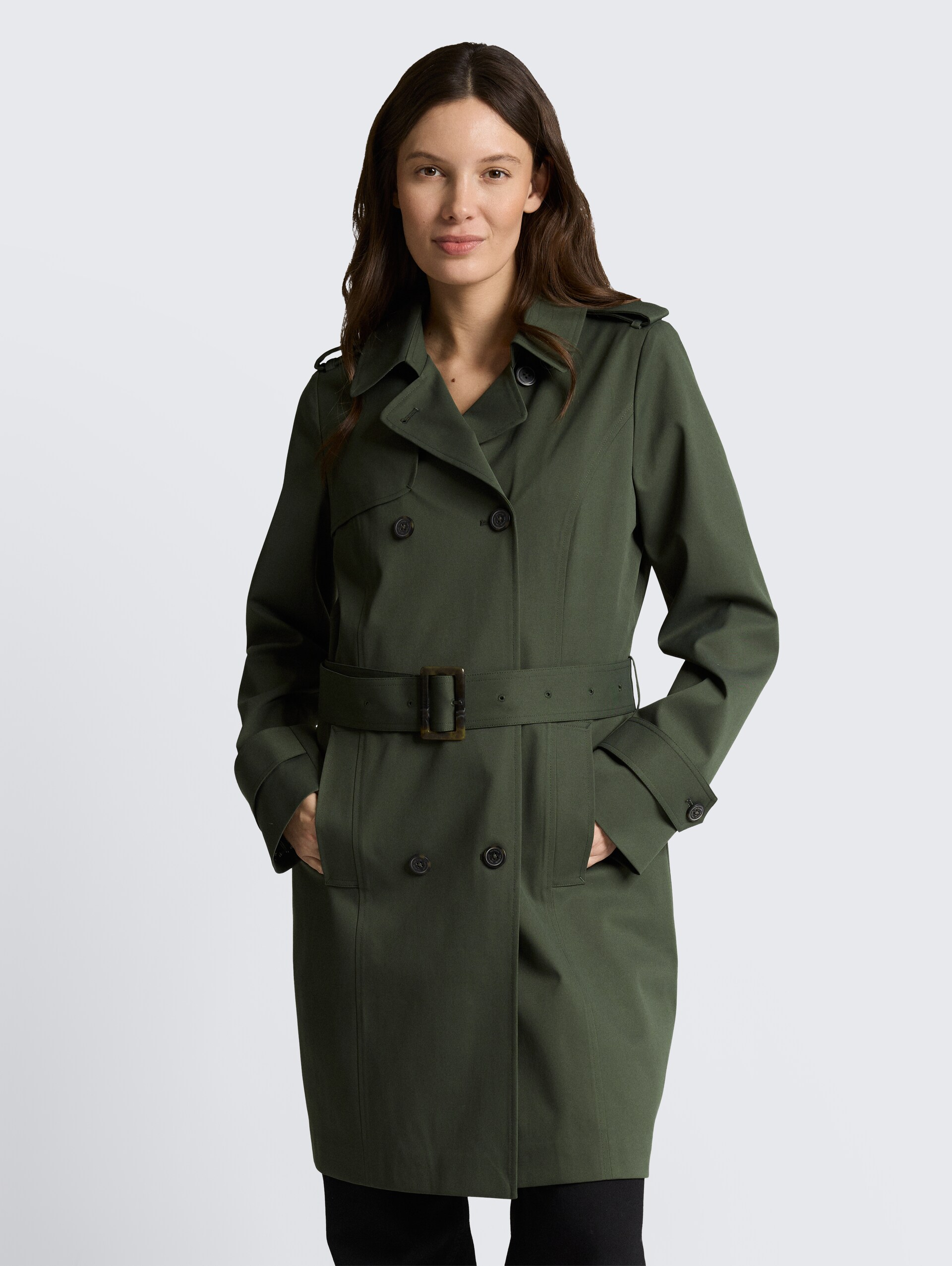 Trenchcoat aus wasserabweisendem Material - Dark Ivy Green - Model-Vorderansicht