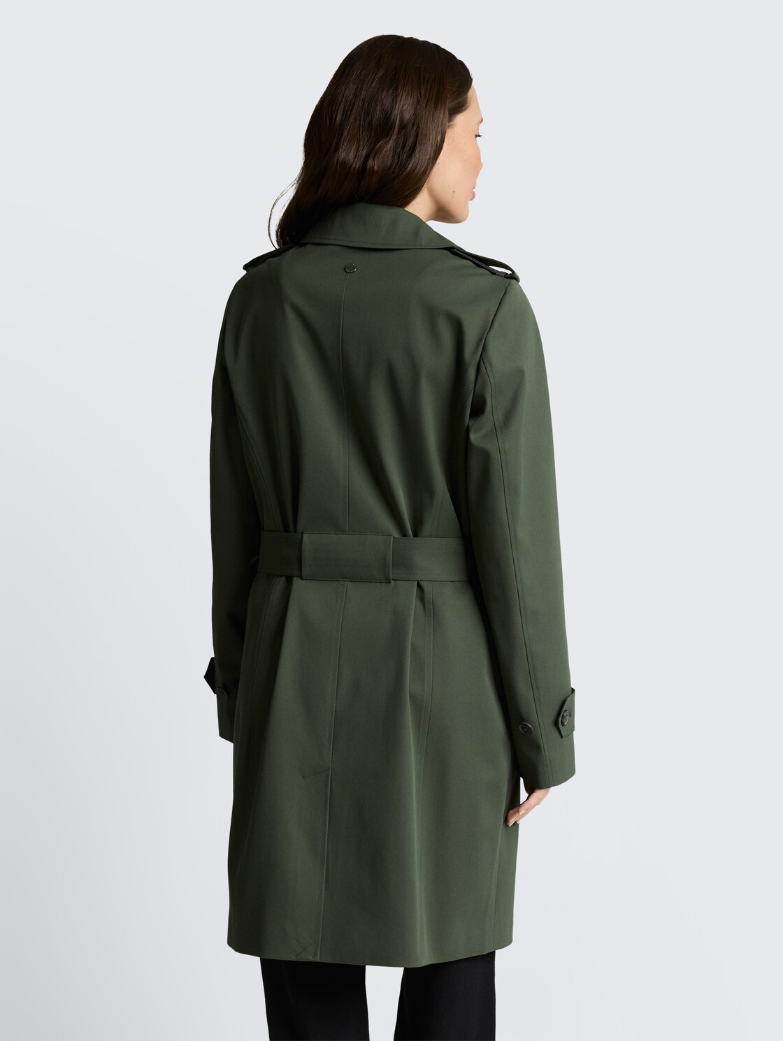 Trenchcoat aus wasserabweisendem Material - Dark Ivy Green - Model-Rückansicht