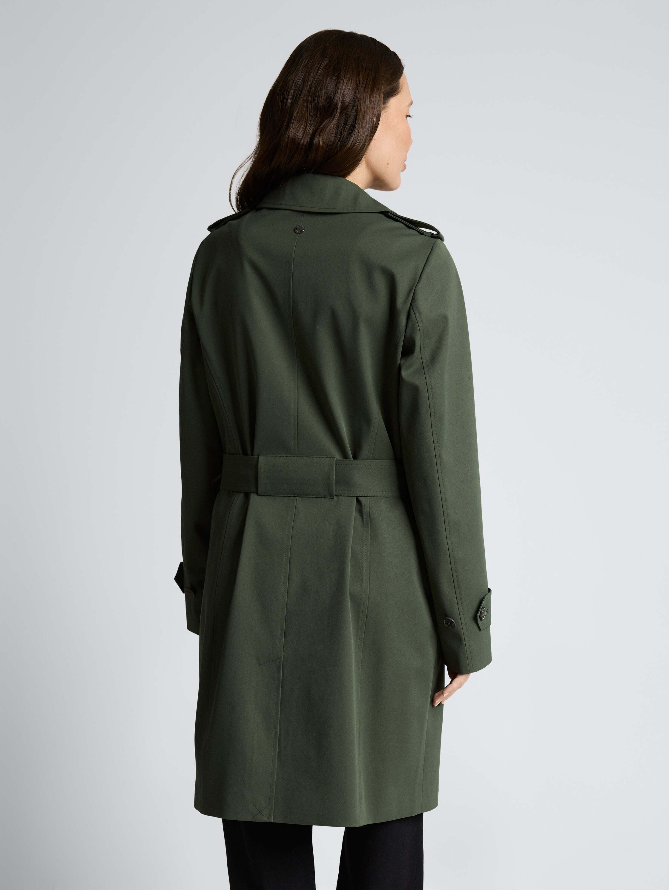 Trenchcoat aus wasserabweisendem Material - Dark Ivy Green - Model-Rückansicht