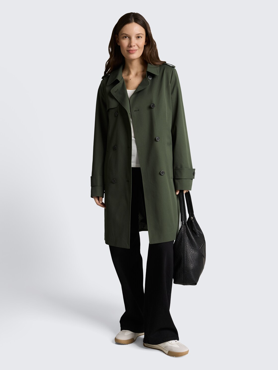 Trenchcoat aus wasserabweisendem Material - Dark Ivy Green - seitliche Model-Ansicht