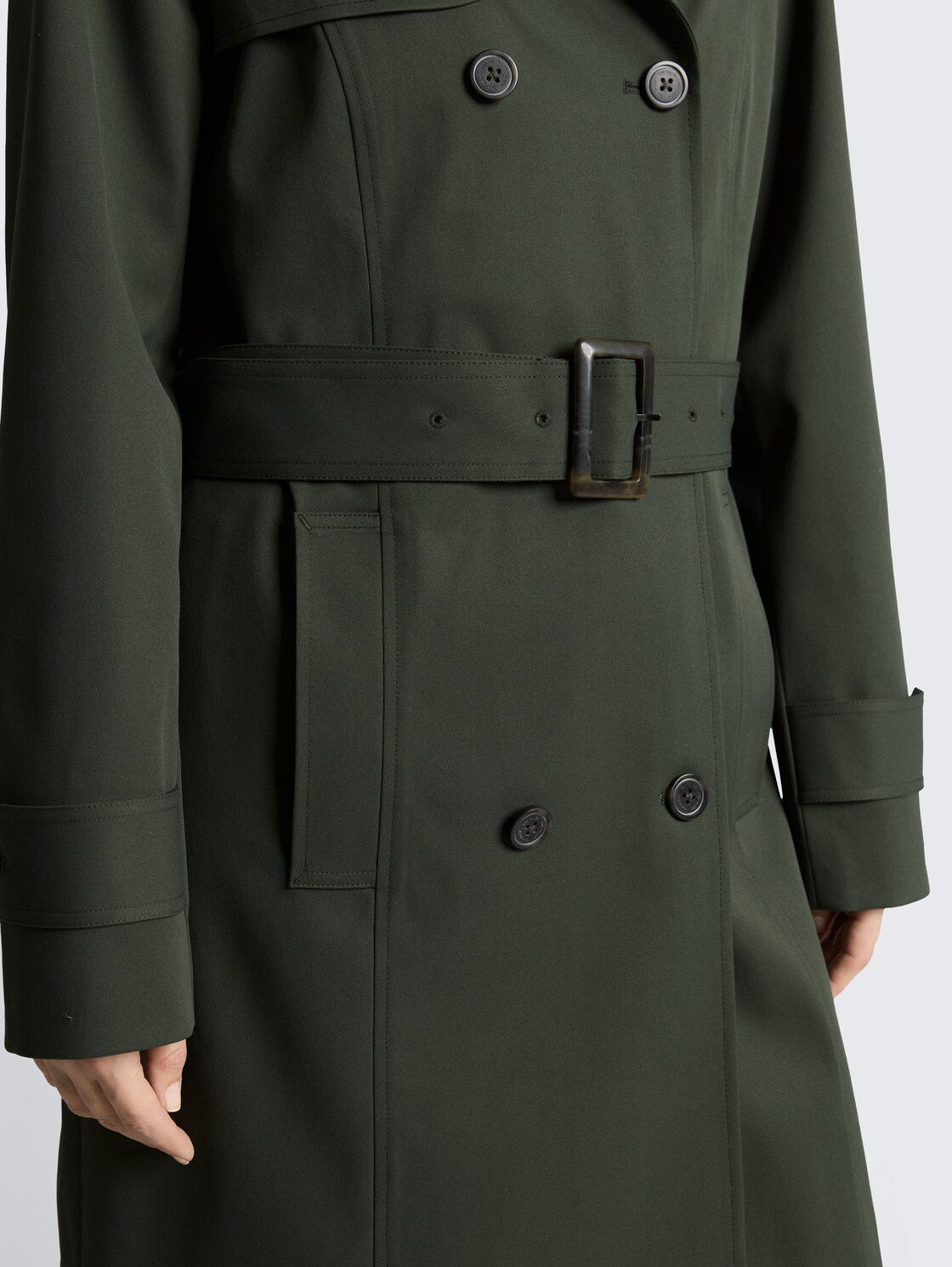 Trenchcoat aus wasserabweisendem Material - Dark Ivy Green - Detail-Model-Ansicht