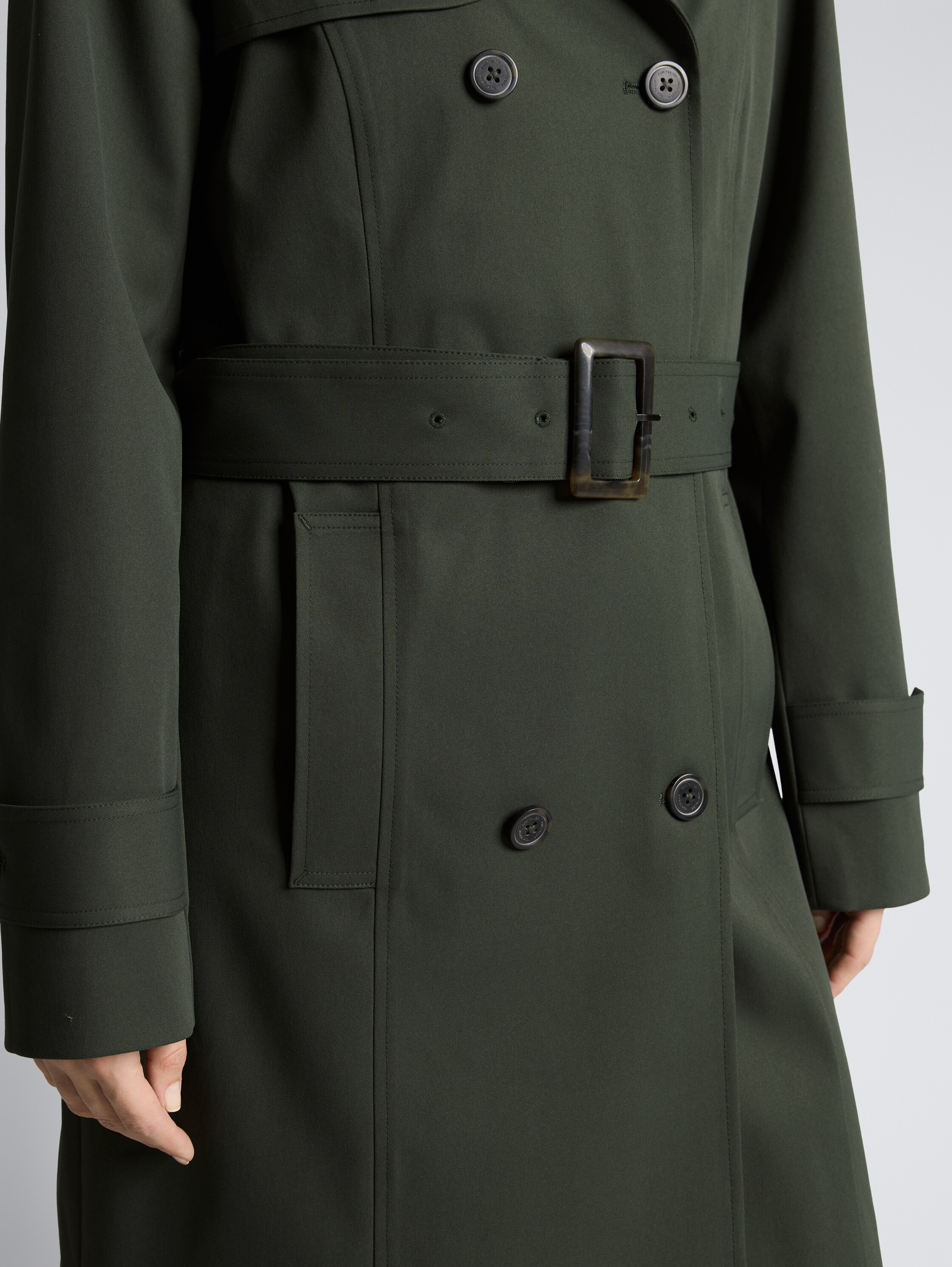 Trenchcoat aus wasserabweisendem Material - Dark Ivy Green - Detail-Model-Ansicht