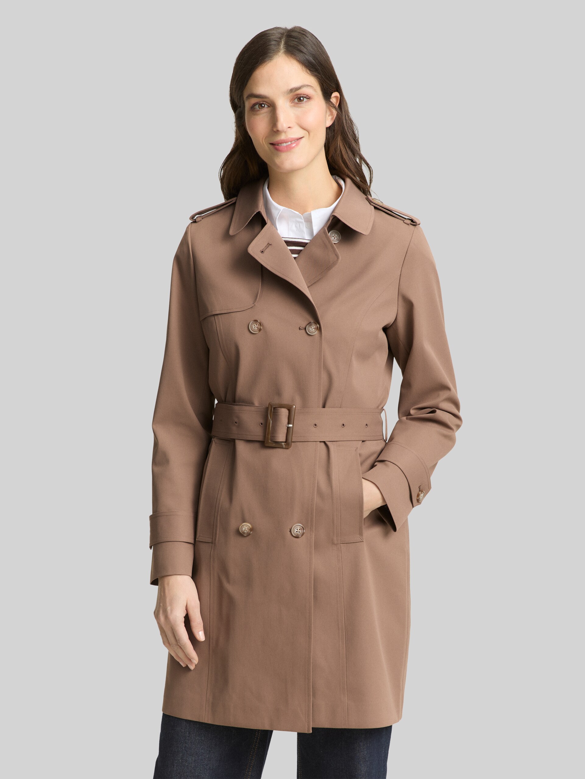 Trench-coat en matière déperlante - taupe grey - Vue de face du modèle