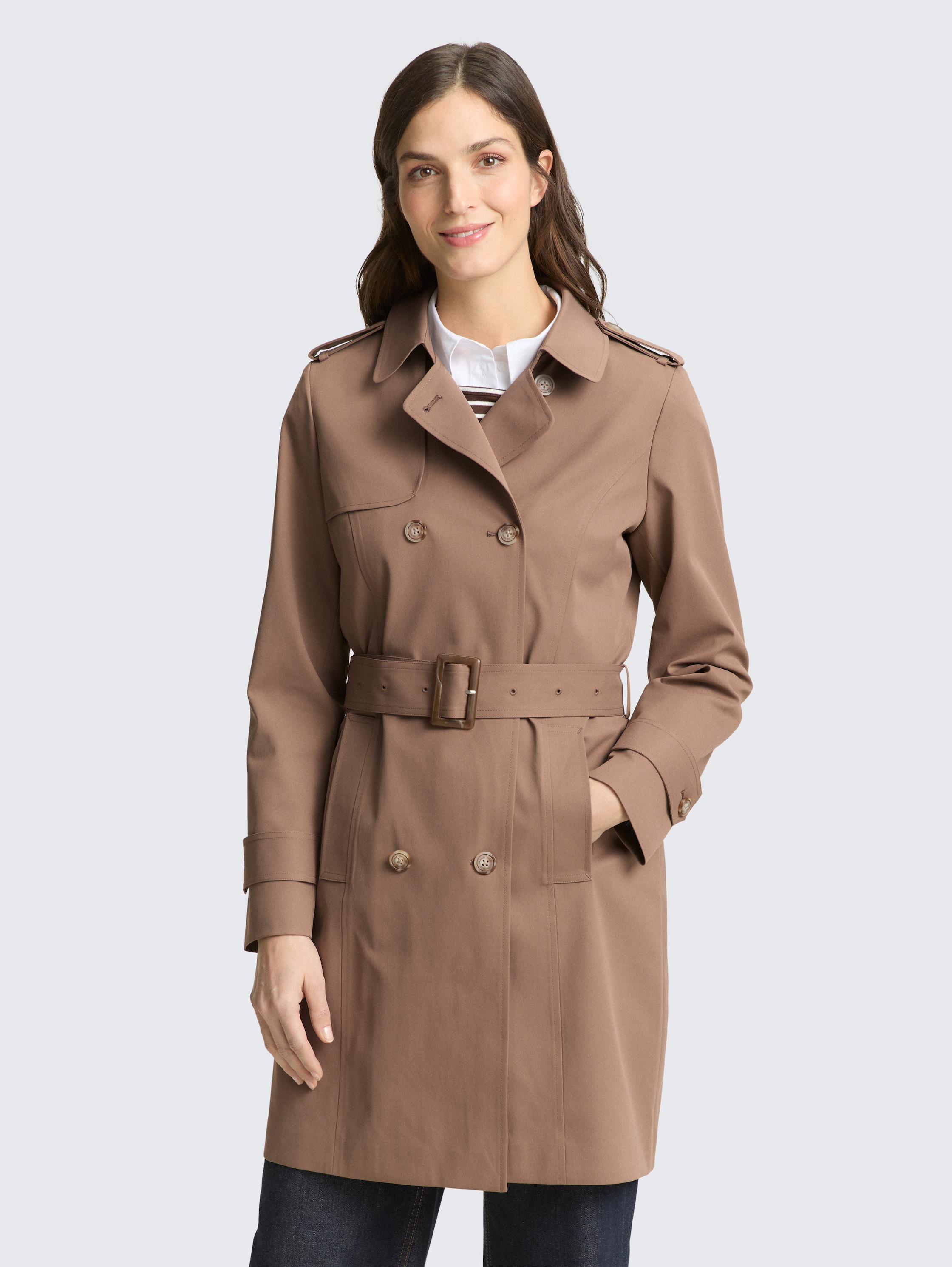 Trenchcoat aus wasserabweisendem Material - taupe grey - Model-Vorderansicht