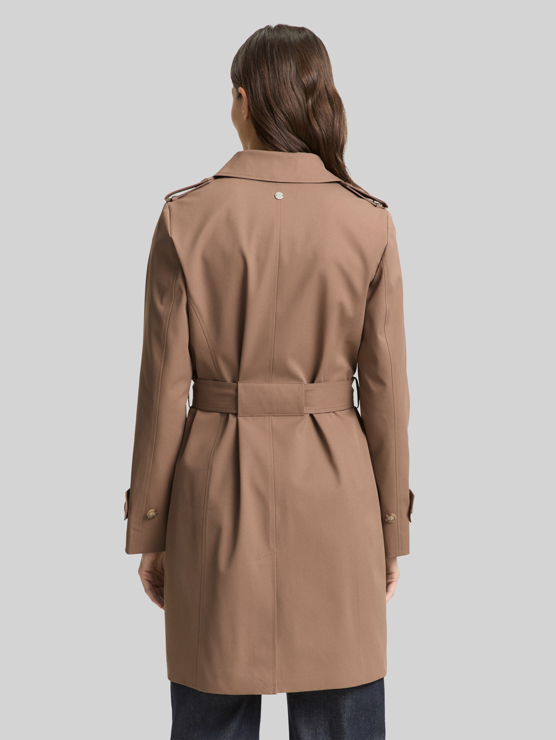 Trench-coat en matière déperlante - taupe grey - Vue arrière du modèle