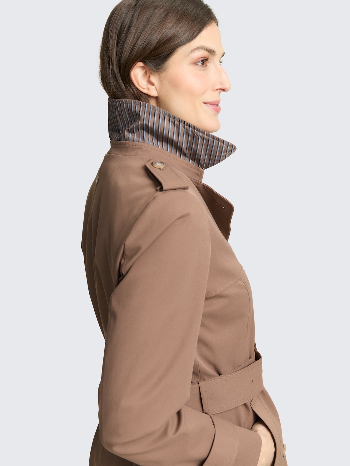 Trenchcoat aus wasserabweisendem Material - taupe grey - Detail-Model-Ansicht