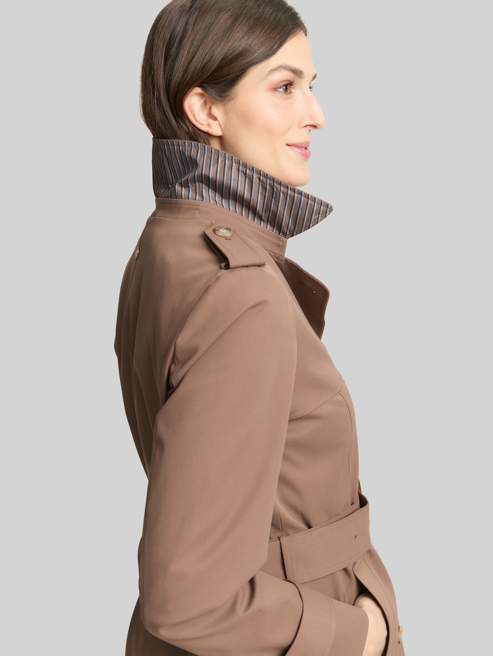 Trench-coat en matière déperlante - taupe grey - Vue détaillée du modèle