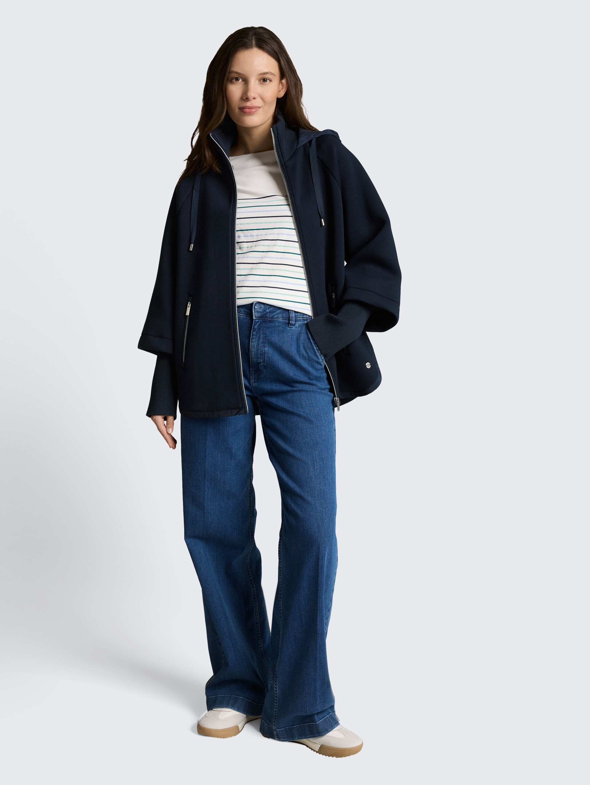 Scuba Cape Jacke mit Kapuze - sky captain blue - seitliche Model-Ansicht