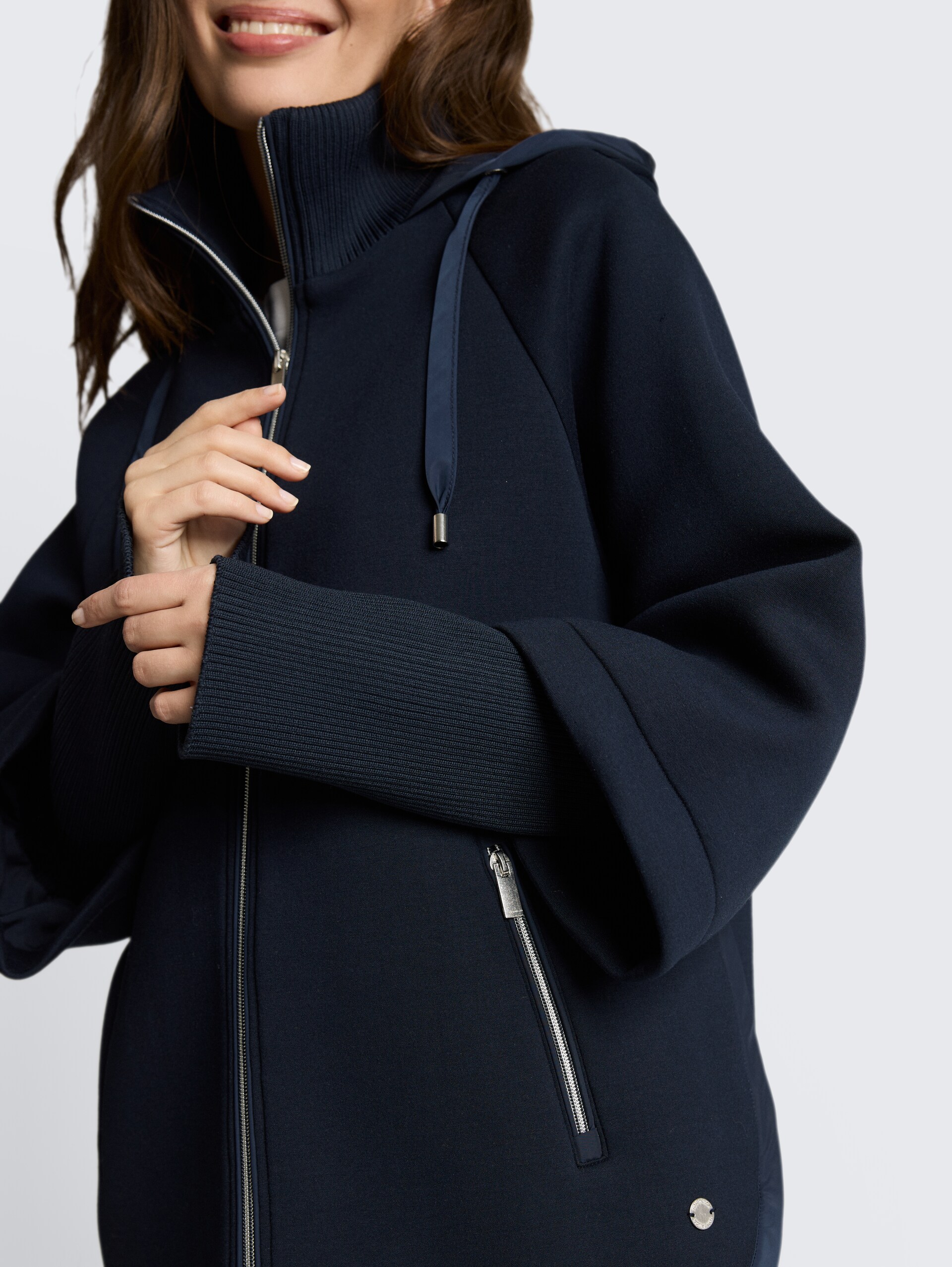Scuba Cape Jacke mit Kapuze - sky captain blue - Detail-Model-Ansicht