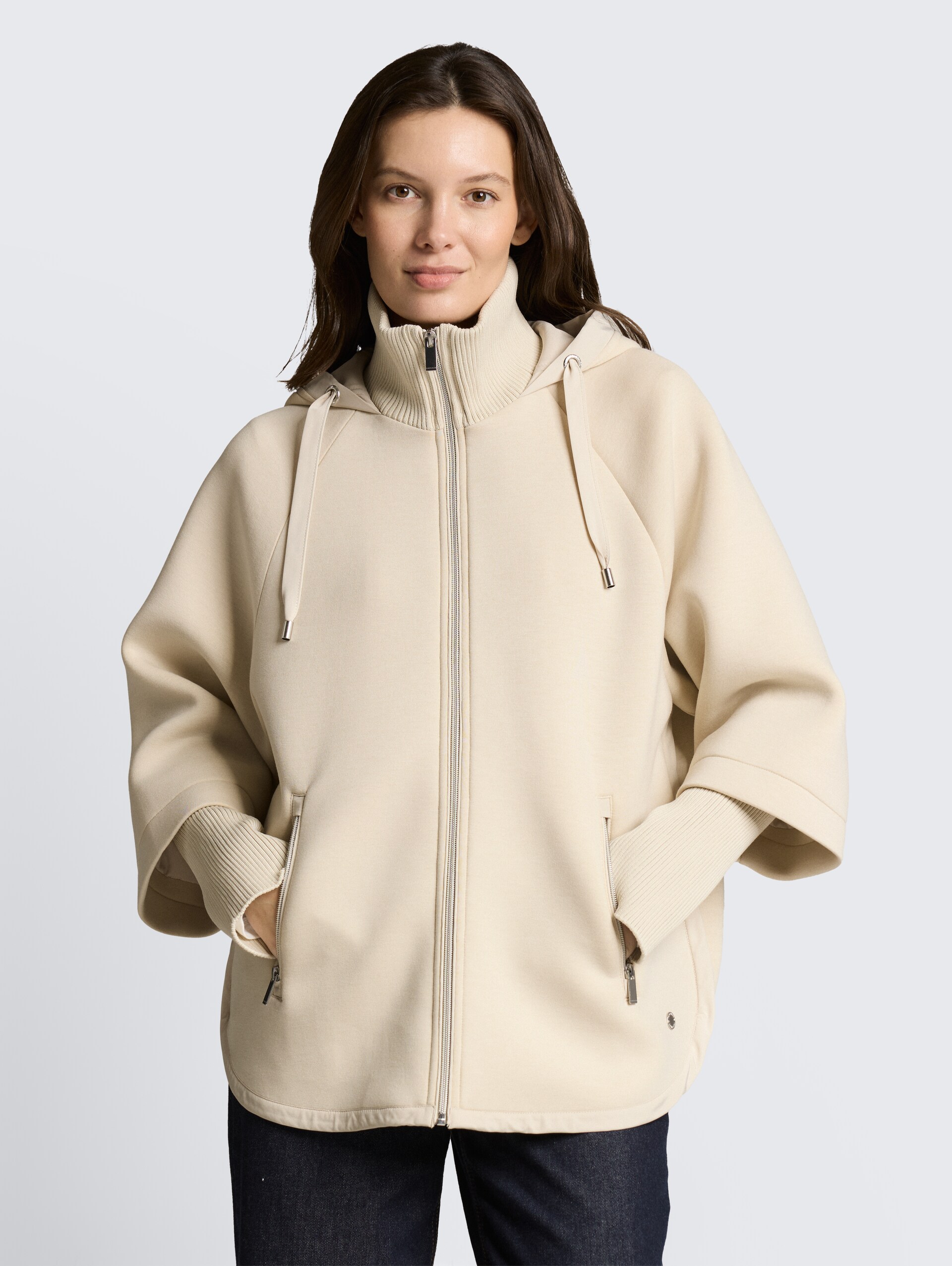 Scuba Cape Jacke mit Kapuze - sand stone beige - Model-Vorderansicht
