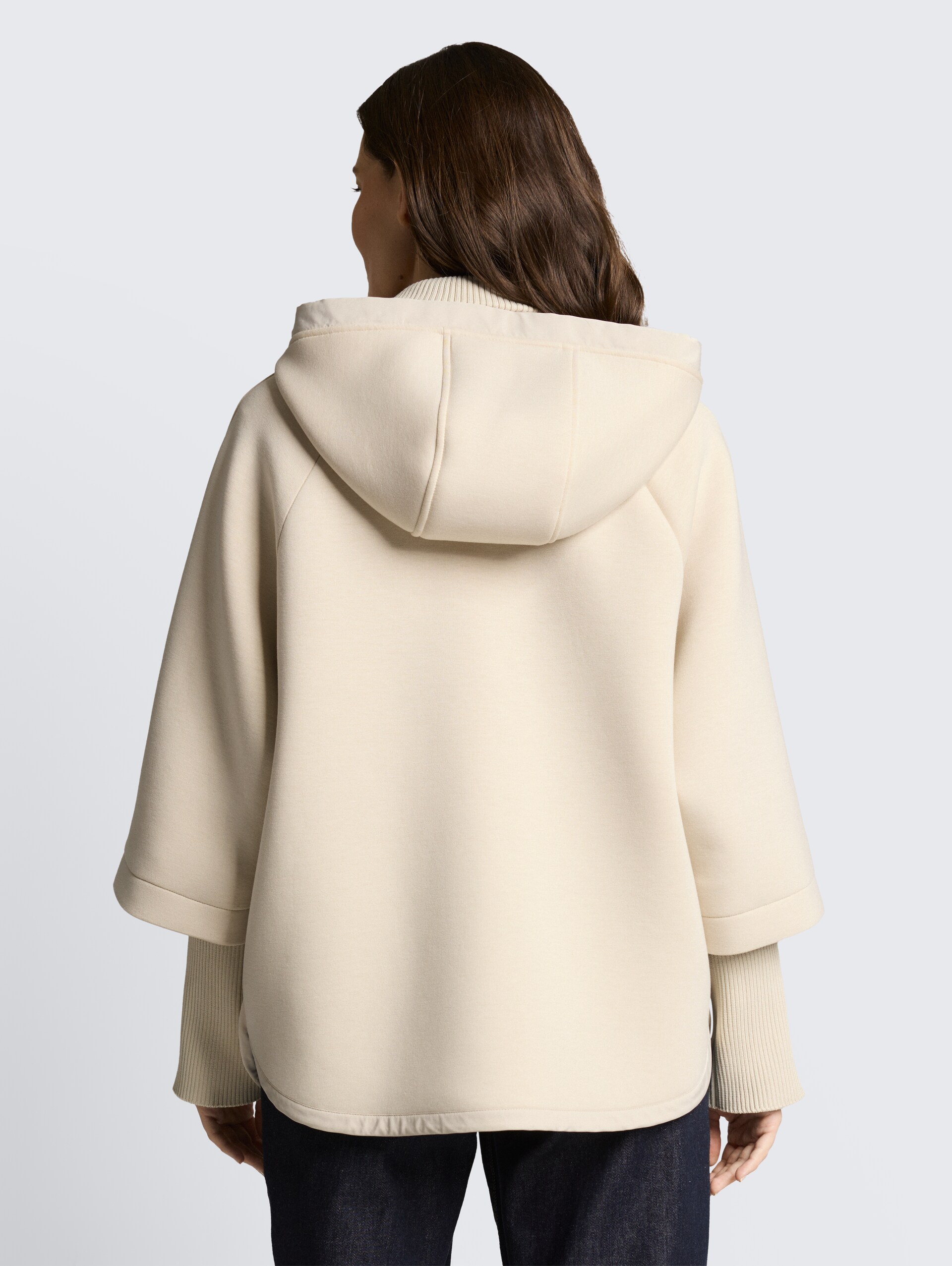 Scuba Cape Jacke mit Kapuze - sand stone beige - Model-Rückansicht