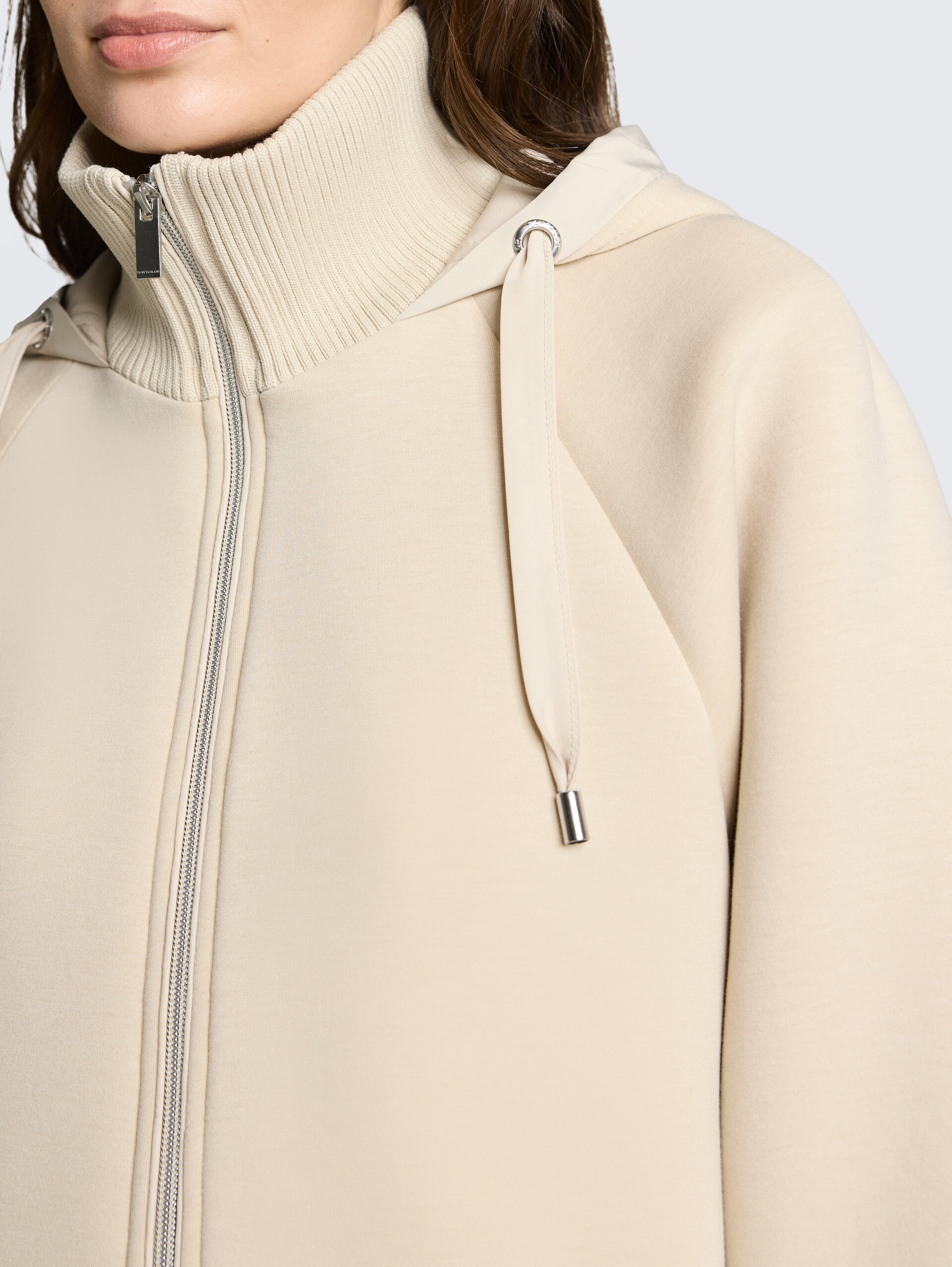 Scuba Cape Jacke mit Kapuze - sand stone beige - Detail-Model-Ansicht