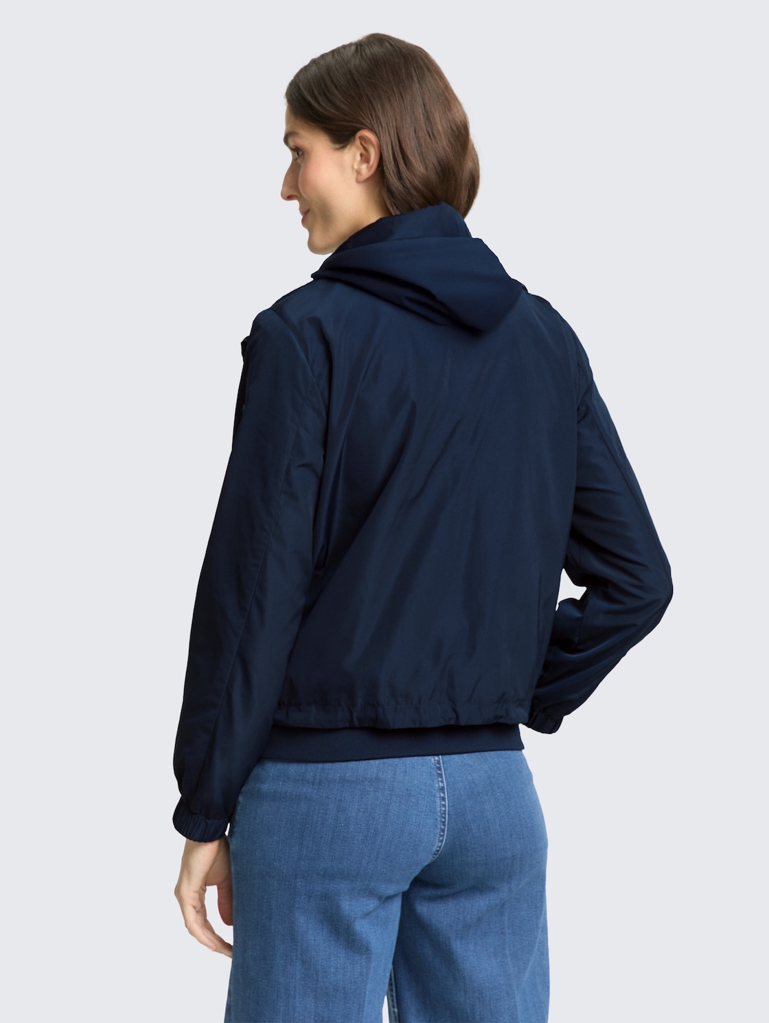 Übergangsjacke mit verstaubarer Kapuze - sky captain blue - Model-Rückansicht