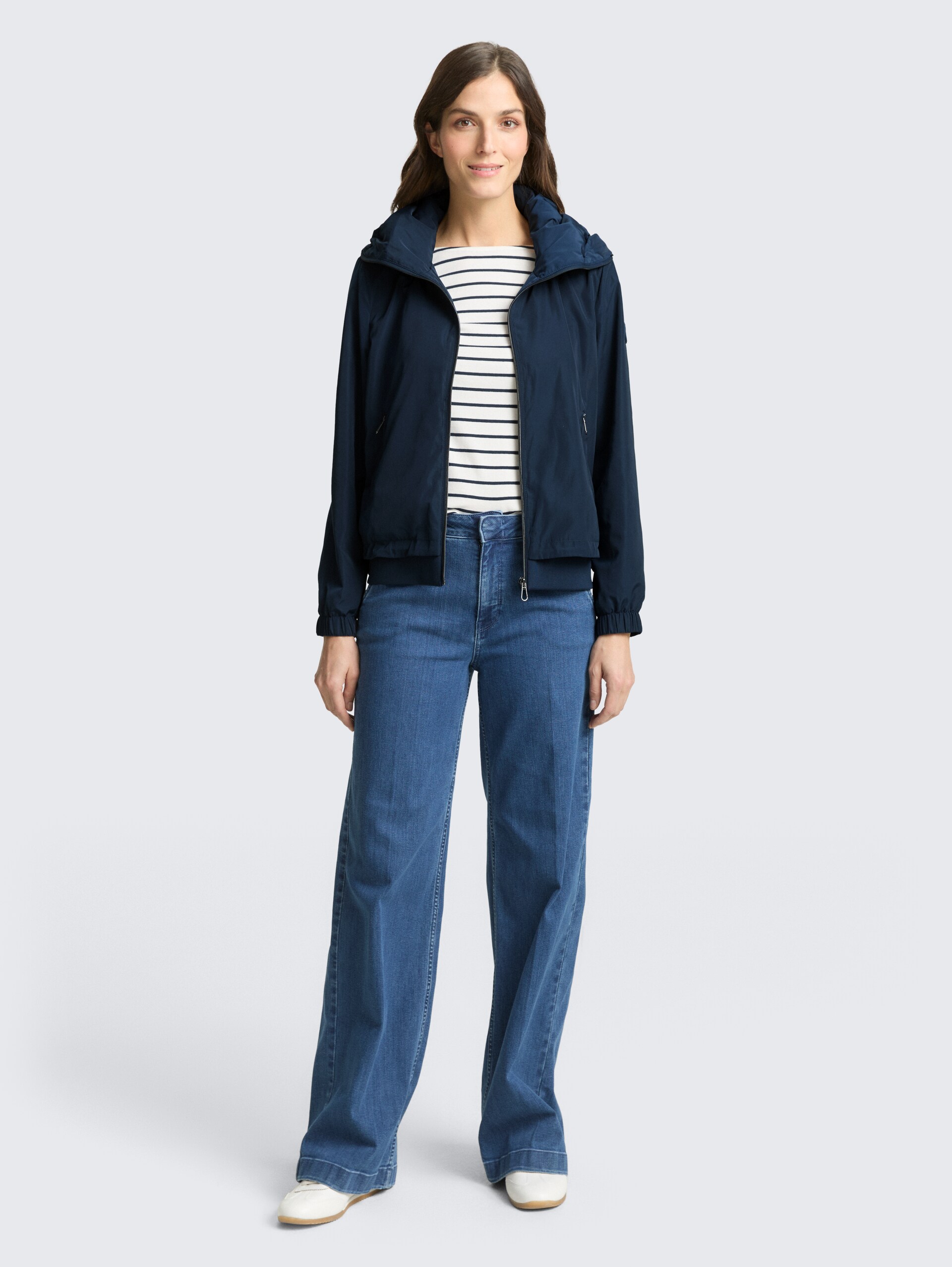 Übergangsjacke mit verstaubarer Kapuze - sky captain blue - seitliche Model-Ansicht