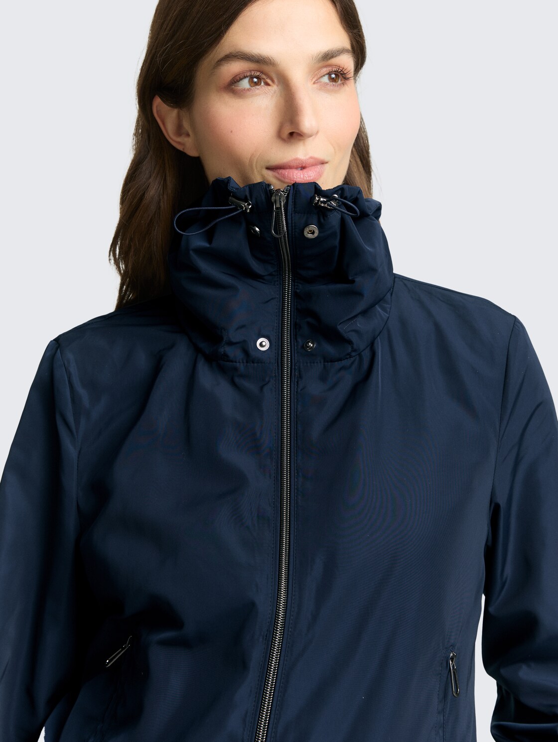 Übergangsjacke mit verstaubarer Kapuze - sky captain blue - Detail-Model-Ansicht