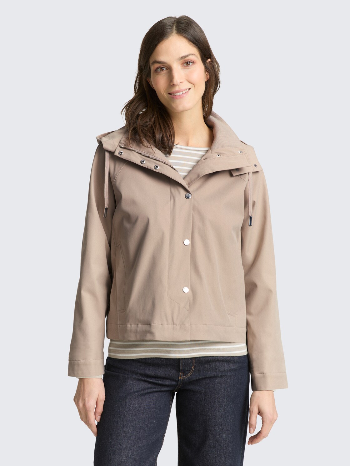 Ultralight Short Parka aus wasserabweisendem Material - soft taupe grey - Model-Vorderansicht