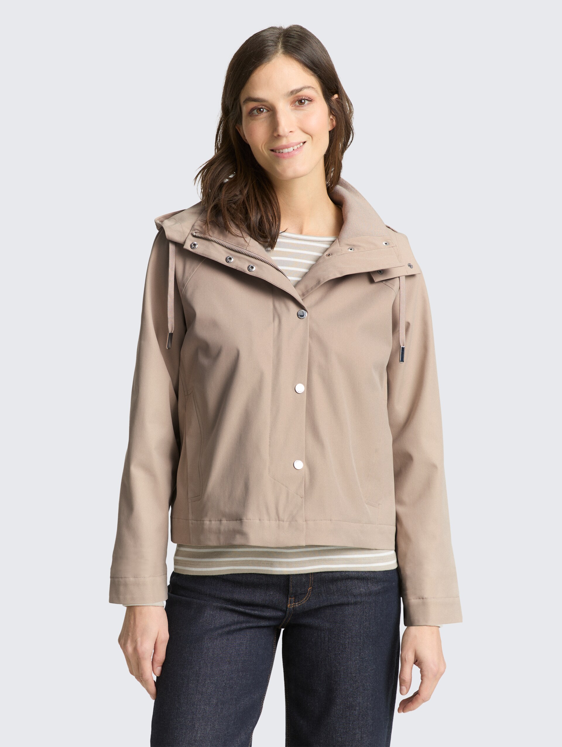 Ultralight Short Parka aus wasserabweisendem Material - soft taupe grey - Model-Vorderansicht