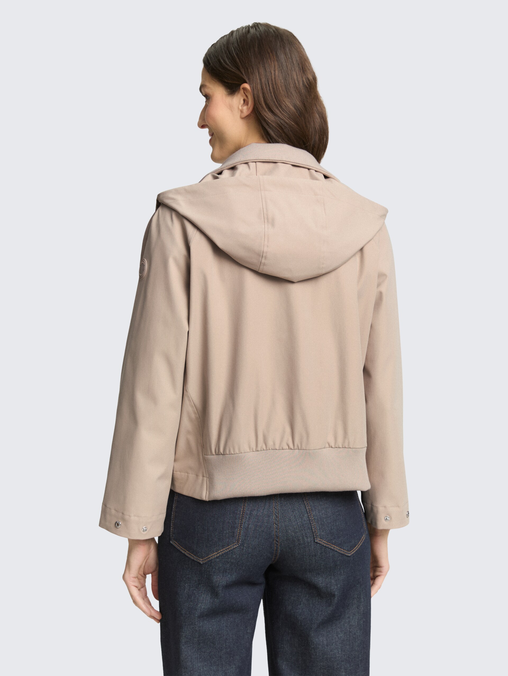 Ultralight Short Parka aus wasserabweisendem Material - soft taupe grey - Model-Rückansicht