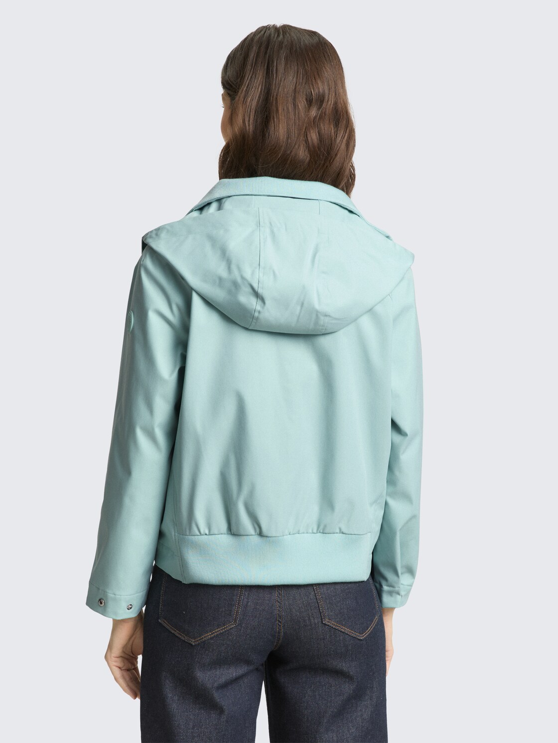 Ultralight Short Parka aus wasserabweisendem Material - blue haze - Model-Rückansicht