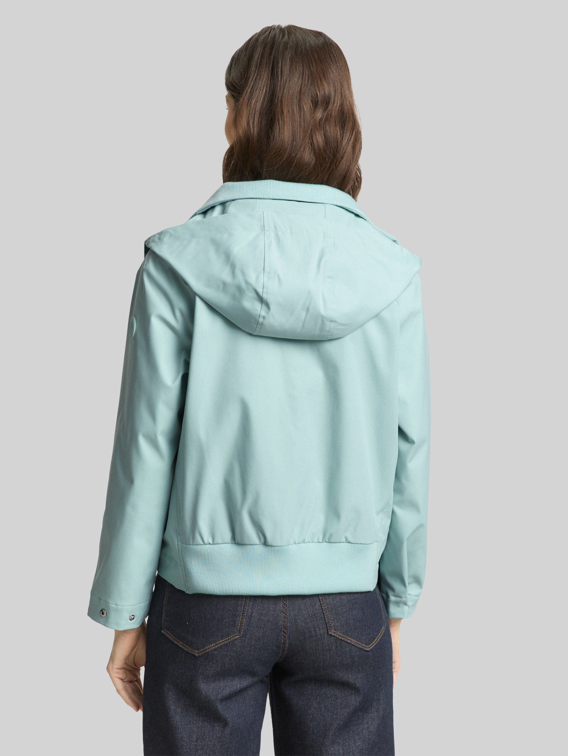 Ultralight short parka made from water-repellent material - blue haze - Model-back view