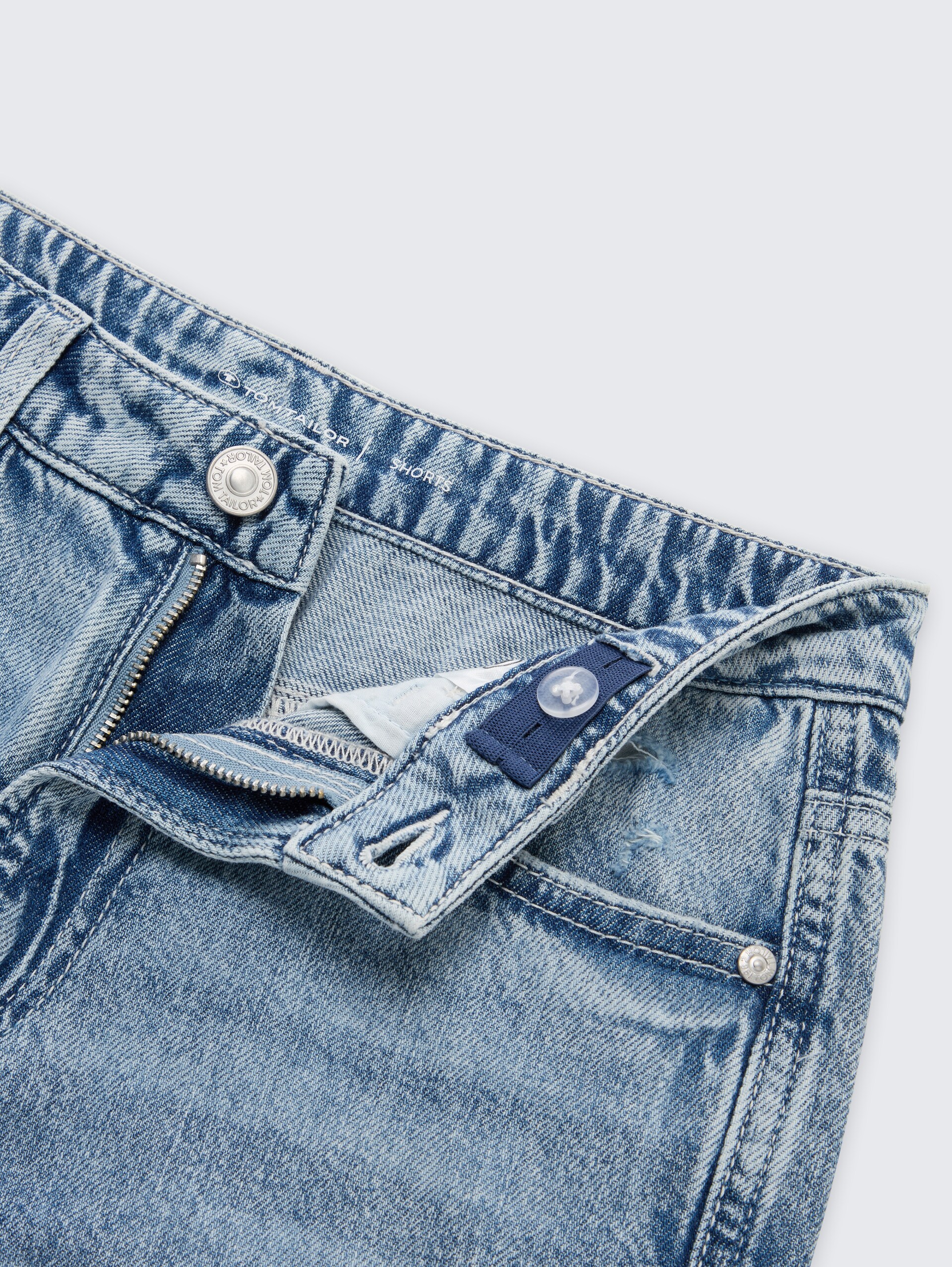 Jeans Shorts - Used Light Stone Blue Denim - Detail-Model-Ansicht