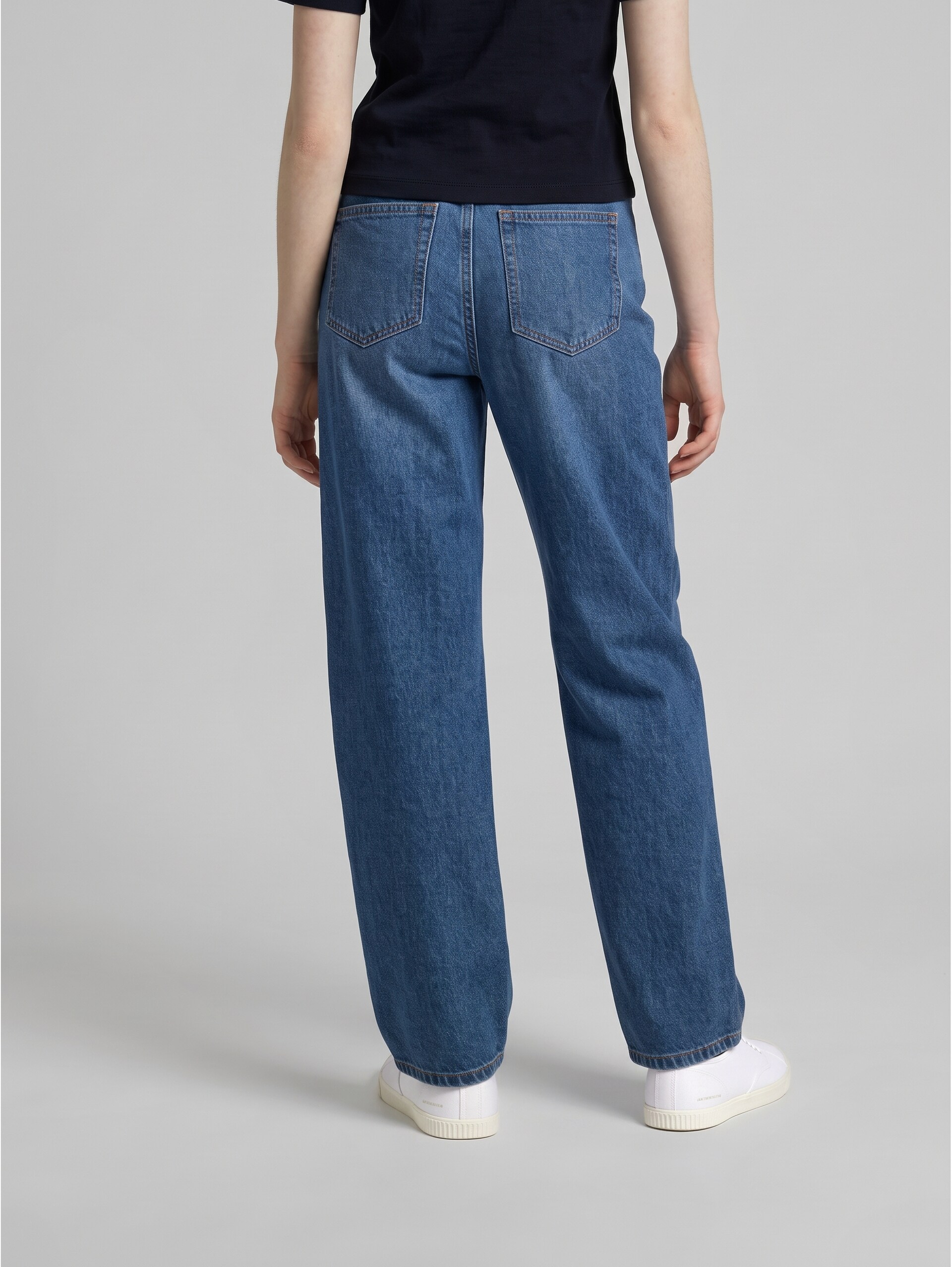 Jeans met relaxte pasvorm - Used Mid Stone Blue Denim - Neklijn model-achteraanzicht
