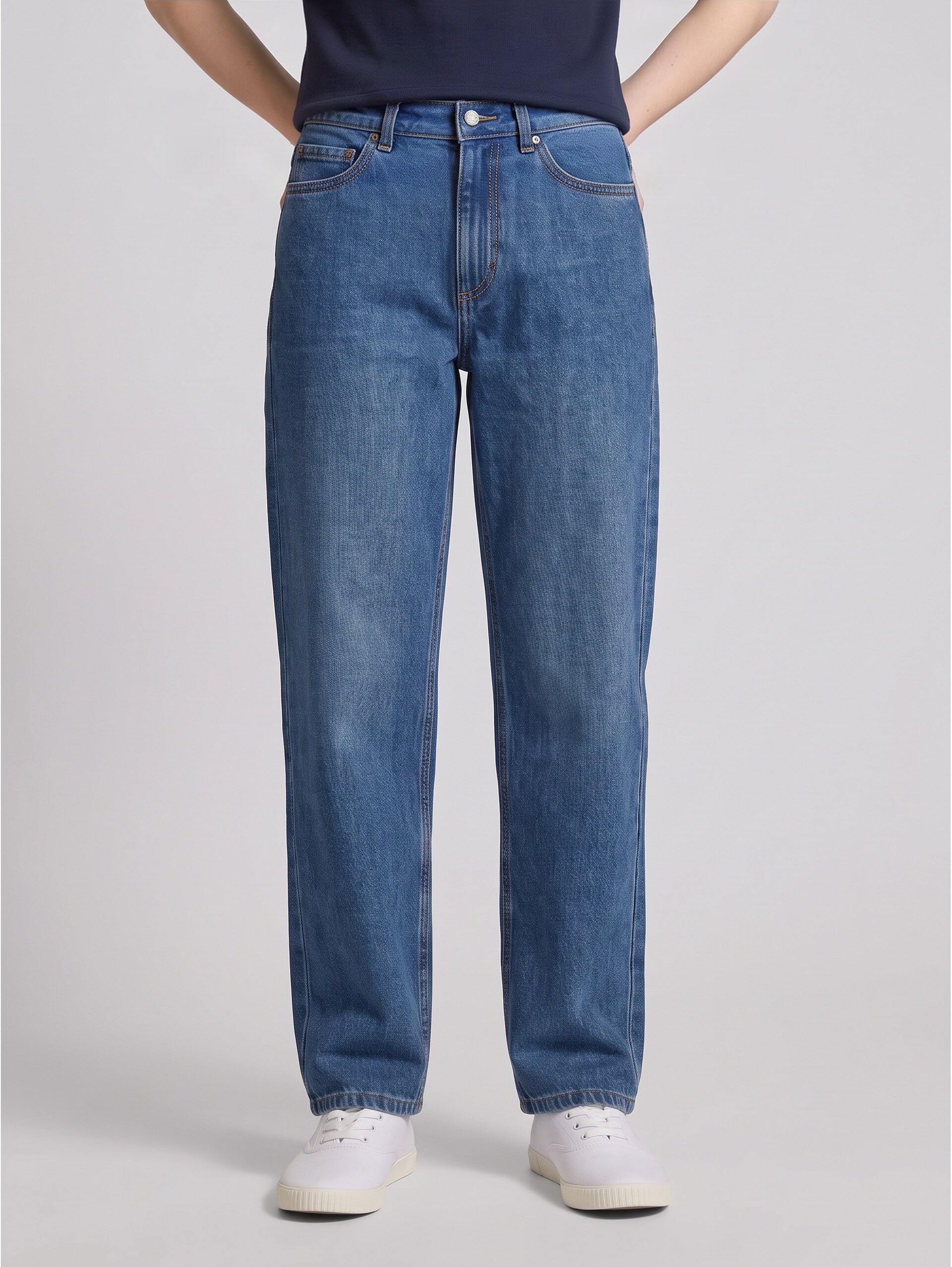 Jeans met relaxte pasvorm - Used Mid Stone Blue Denim - Nek model vooraanzicht