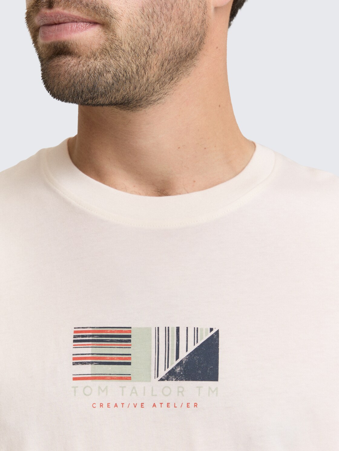 T-Shirt mit Print - Gardenia White - Detail-Model-Ansicht