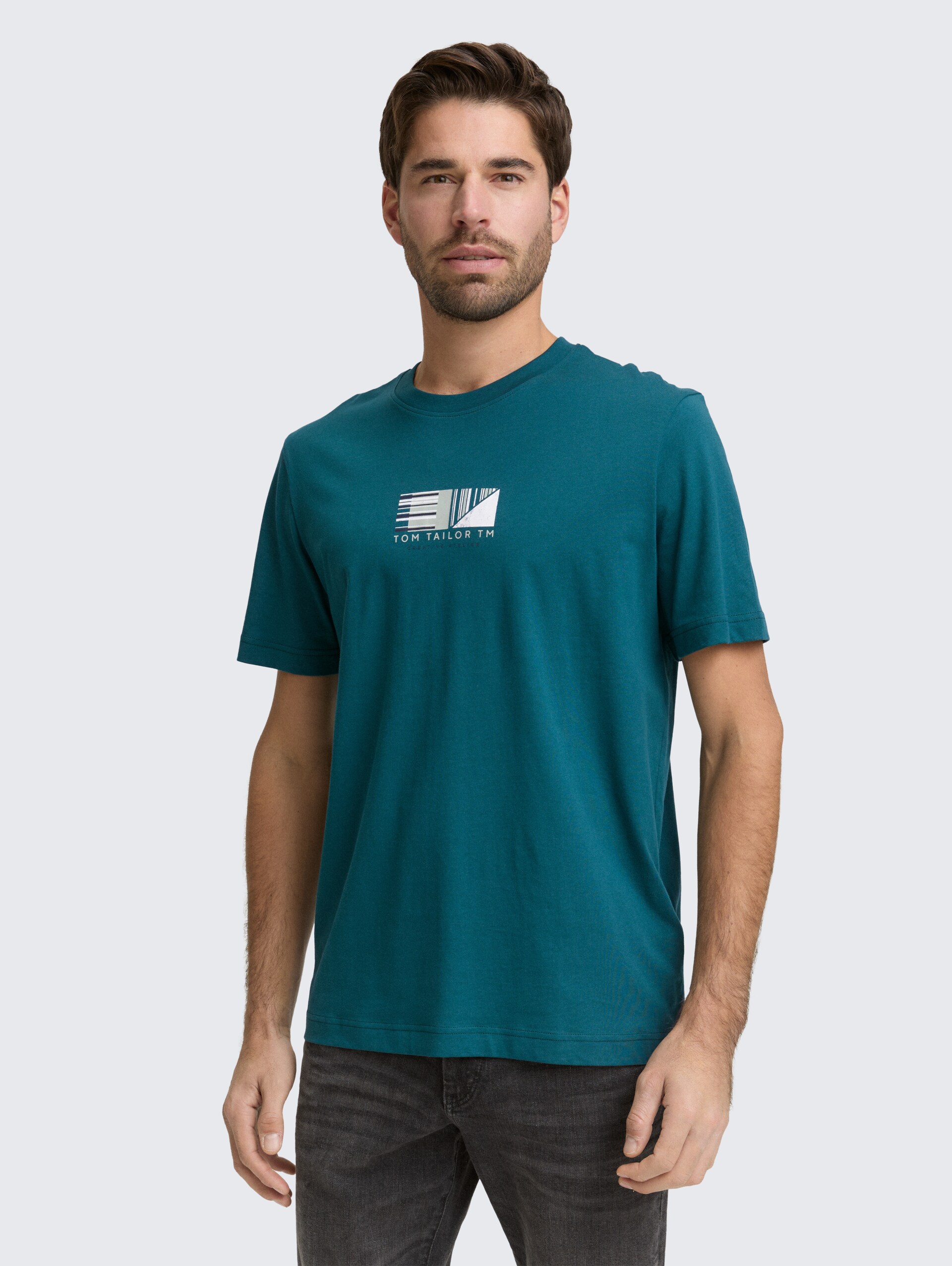 T-Shirt mit Print - Deep Meadow Green - Ausschnitt Model-Vorderansicht