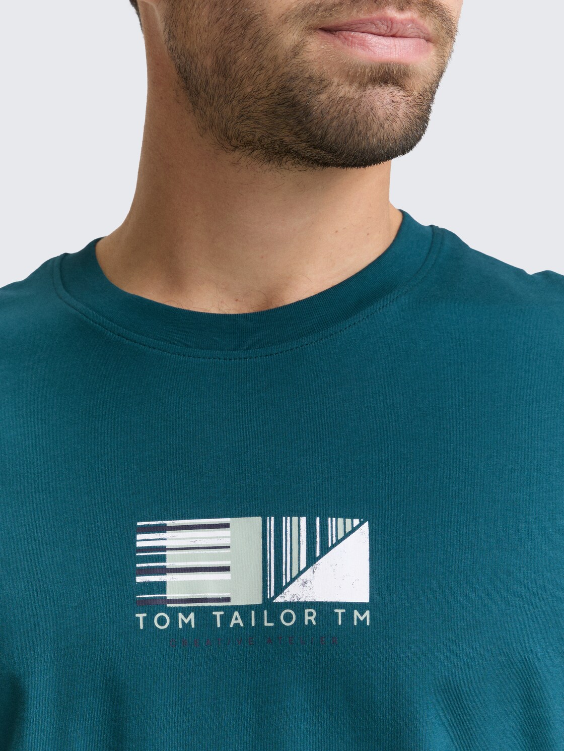 T-Shirt mit Print - Deep Meadow Green - Detail-Model-Ansicht