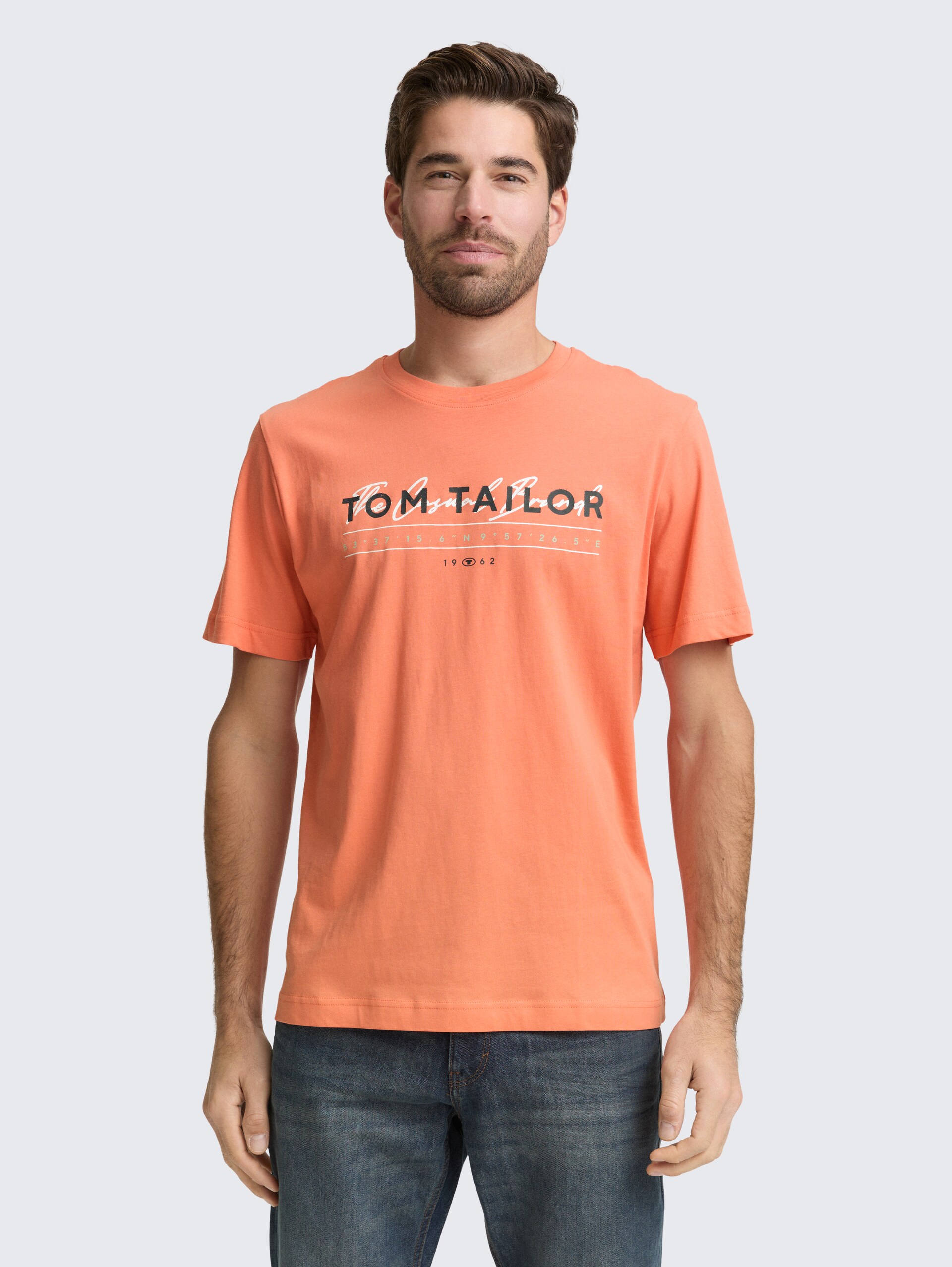 T-Shirt mit Logo-Print - Wild Coral - Ausschnitt Model-Vorderansicht