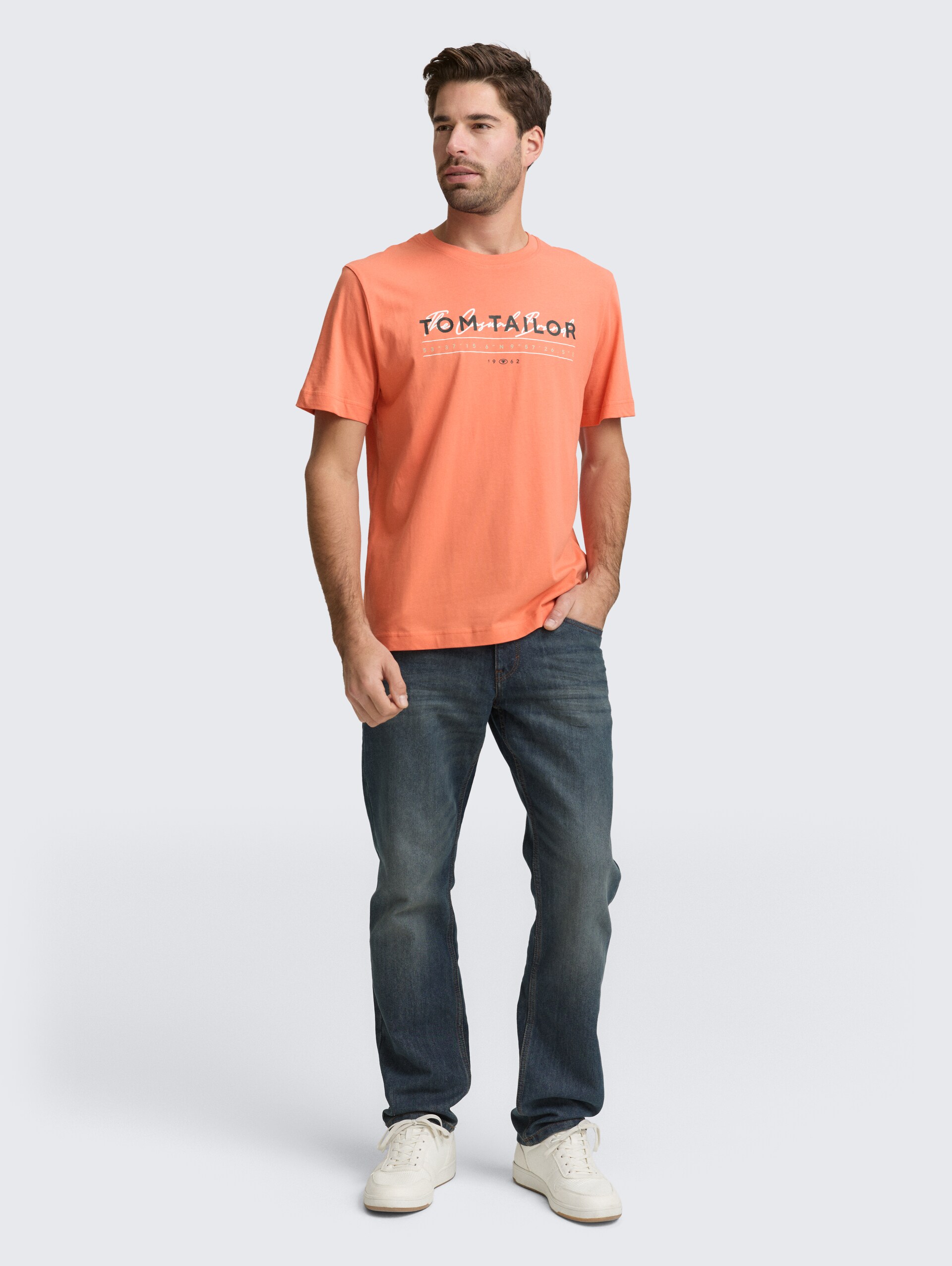 T-Shirt mit Logo-Print - Wild Coral - Model-Vorderansicht