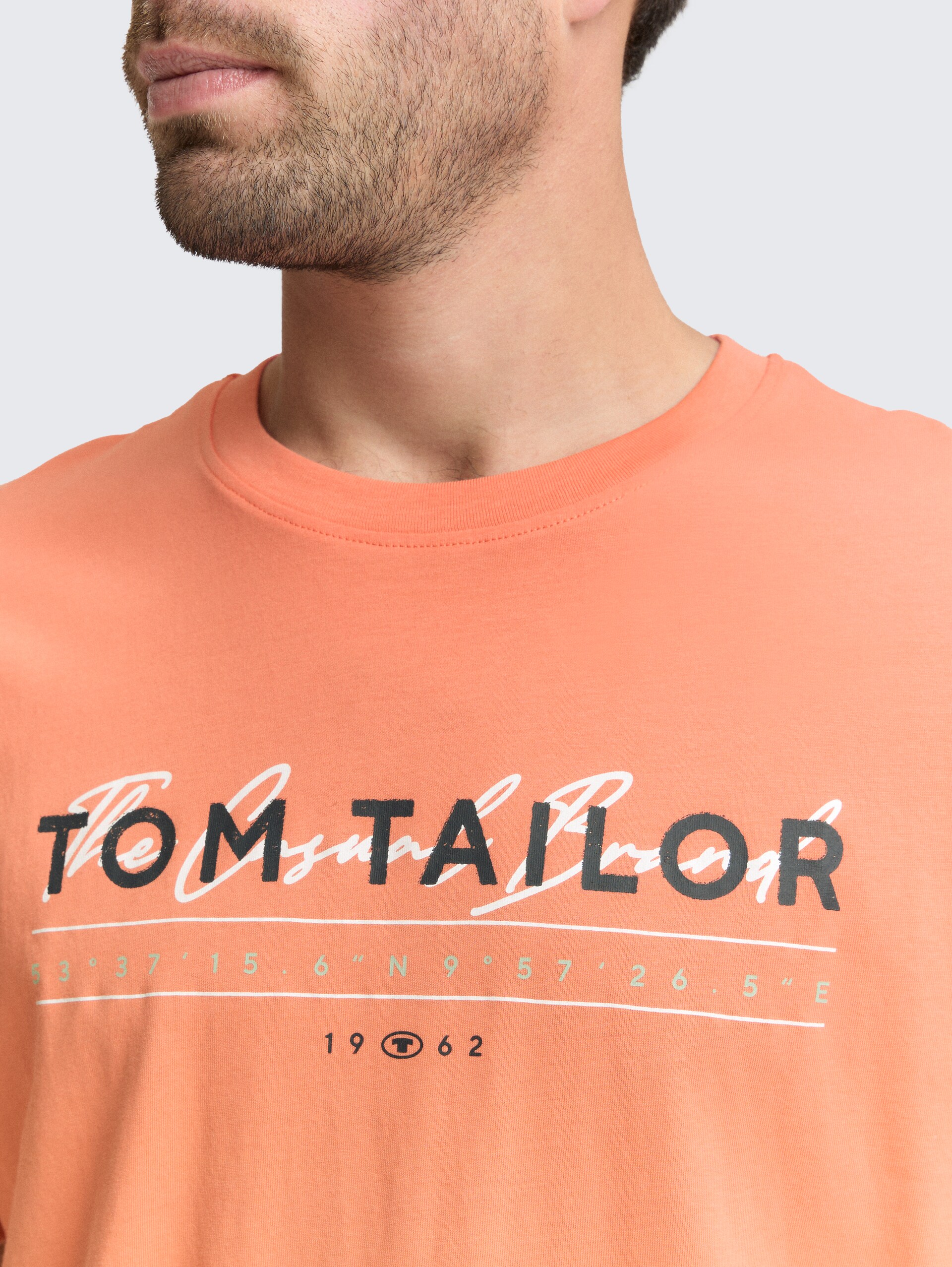 T-Shirt mit Logo-Print - Wild Coral - Detail-Model-Ansicht