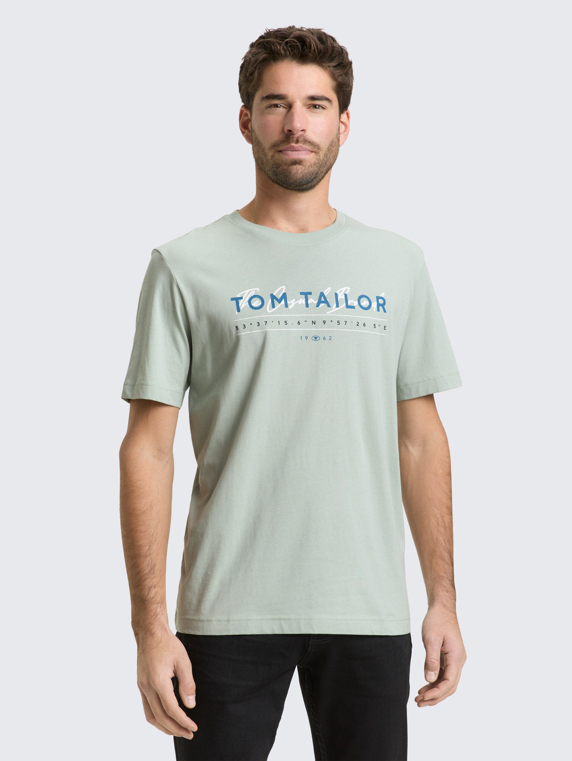 T-Shirt mit Logo-Print - soft greyish green - Ausschnitt Model-Vorderansicht