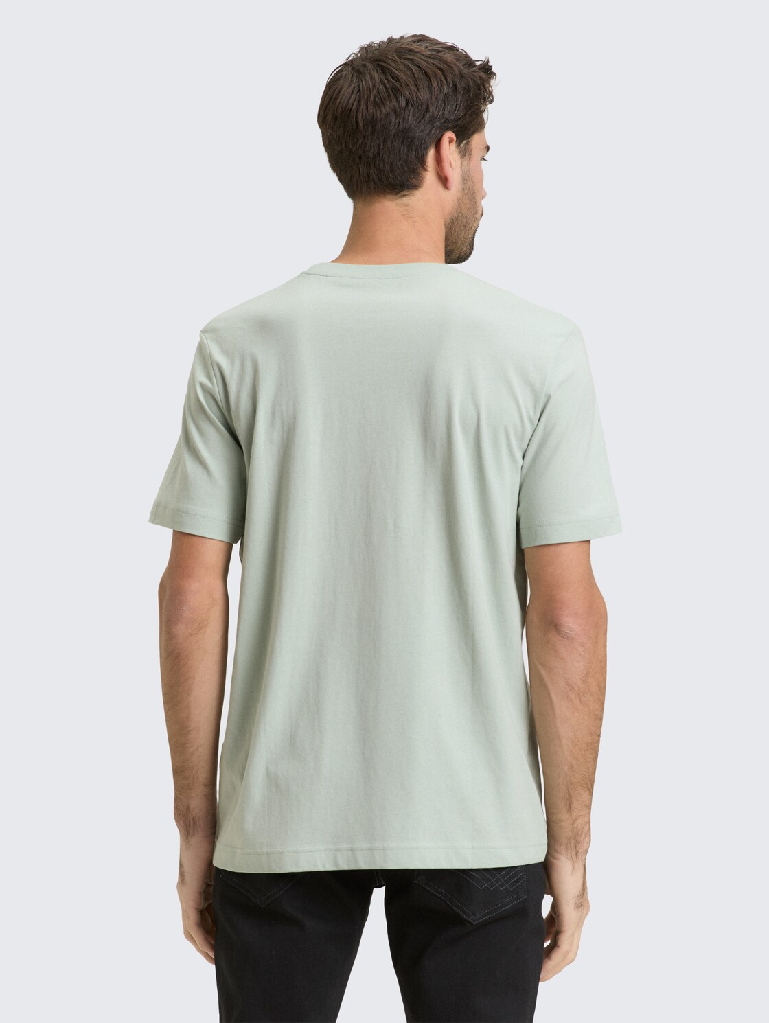 T-Shirt mit Logo-Print - soft greyish green - Auschnitt Model-Rückansicht