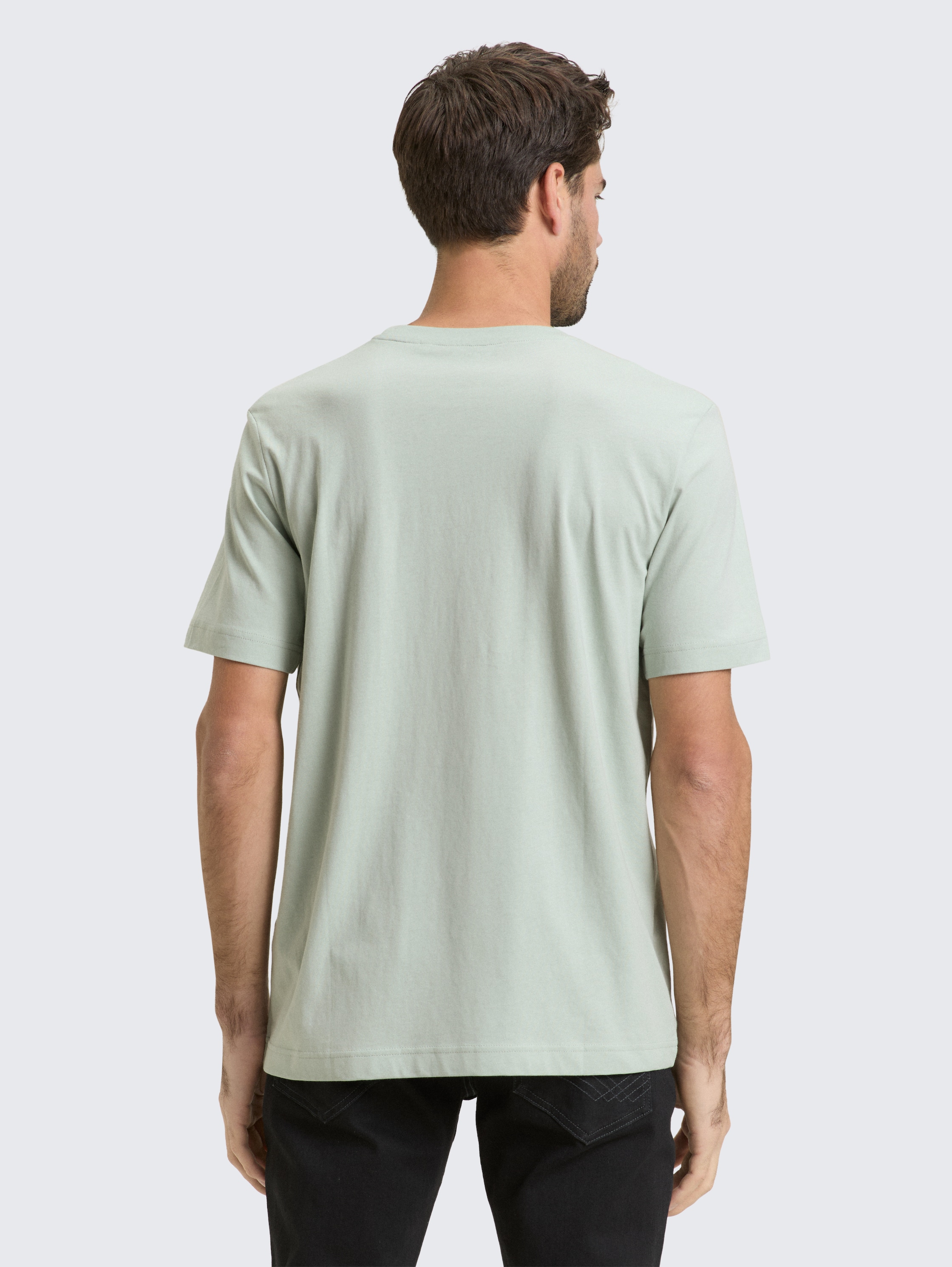 T-Shirt mit Logo-Print - soft greyish green - Auschnitt Model-Rückansicht