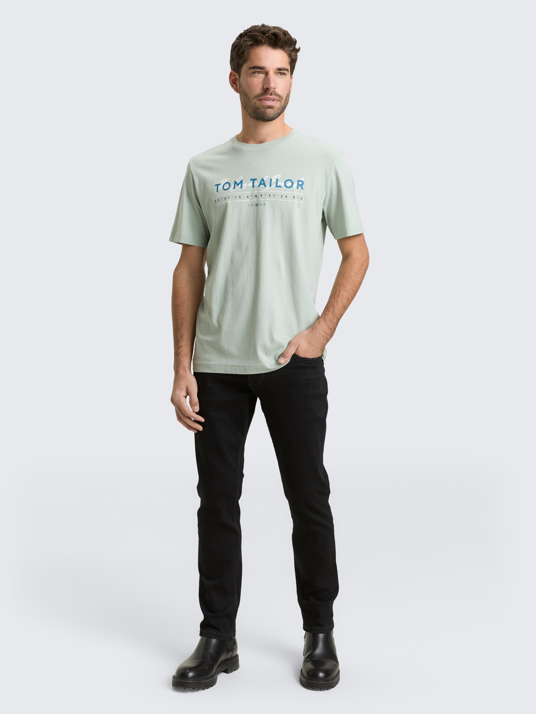 T-Shirt mit Logo-Print - soft greyish green - Model-Vorderansicht