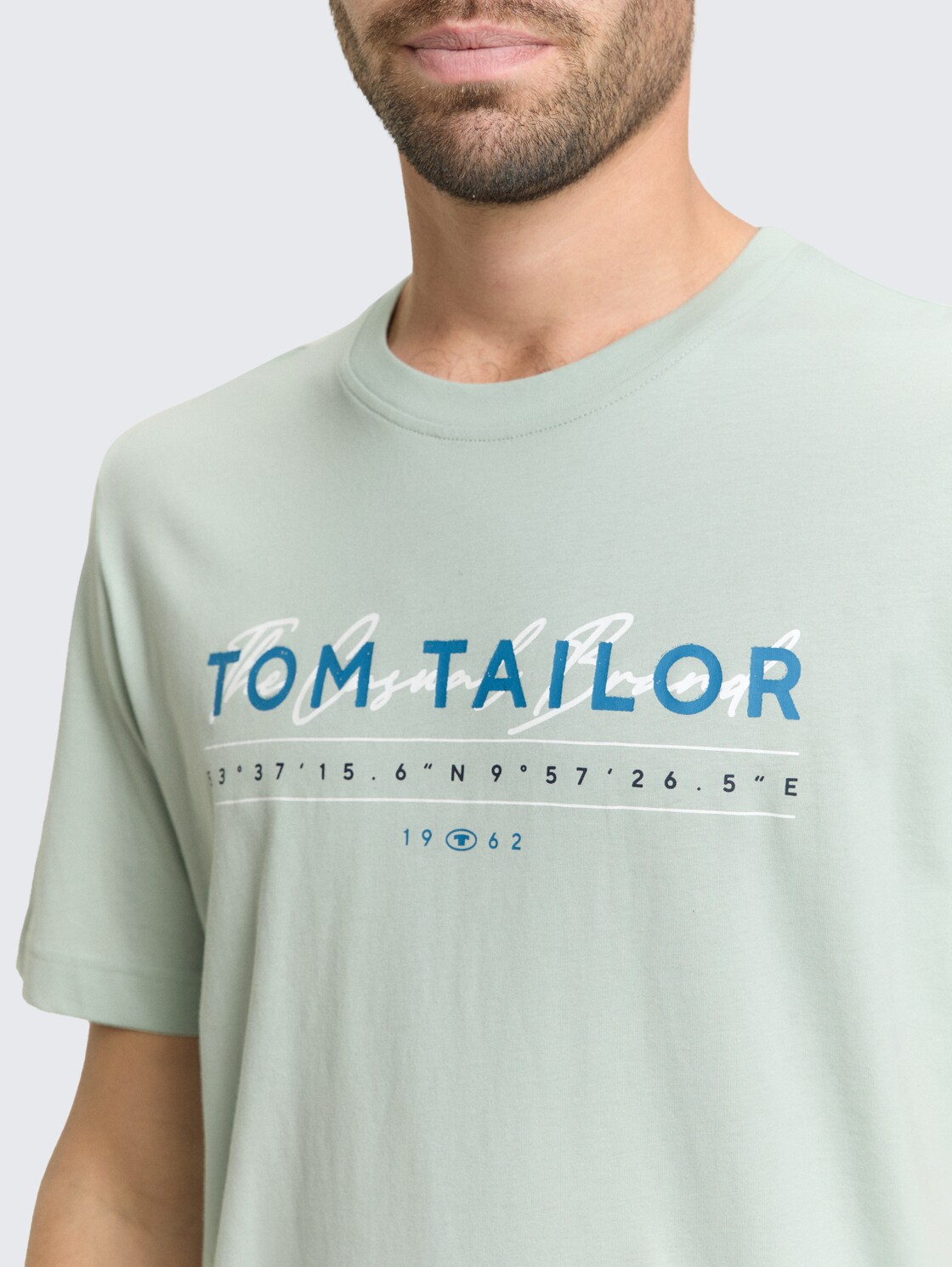 T-Shirt mit Logo-Print - soft greyish green - Detail-Model-Ansicht