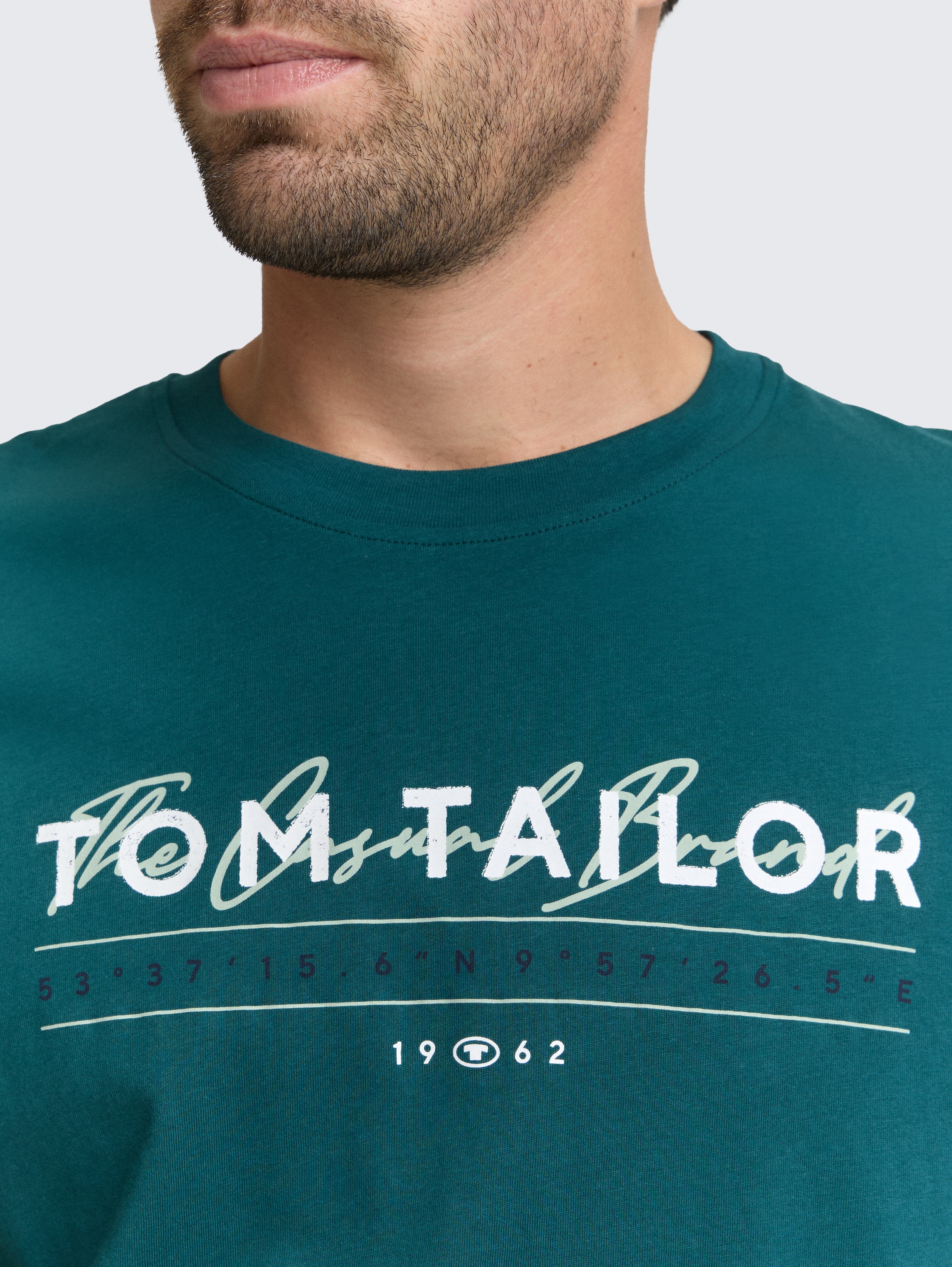 T-Shirt mit Logo-Print - Deep Meadow Green - Detail-Model-Ansicht