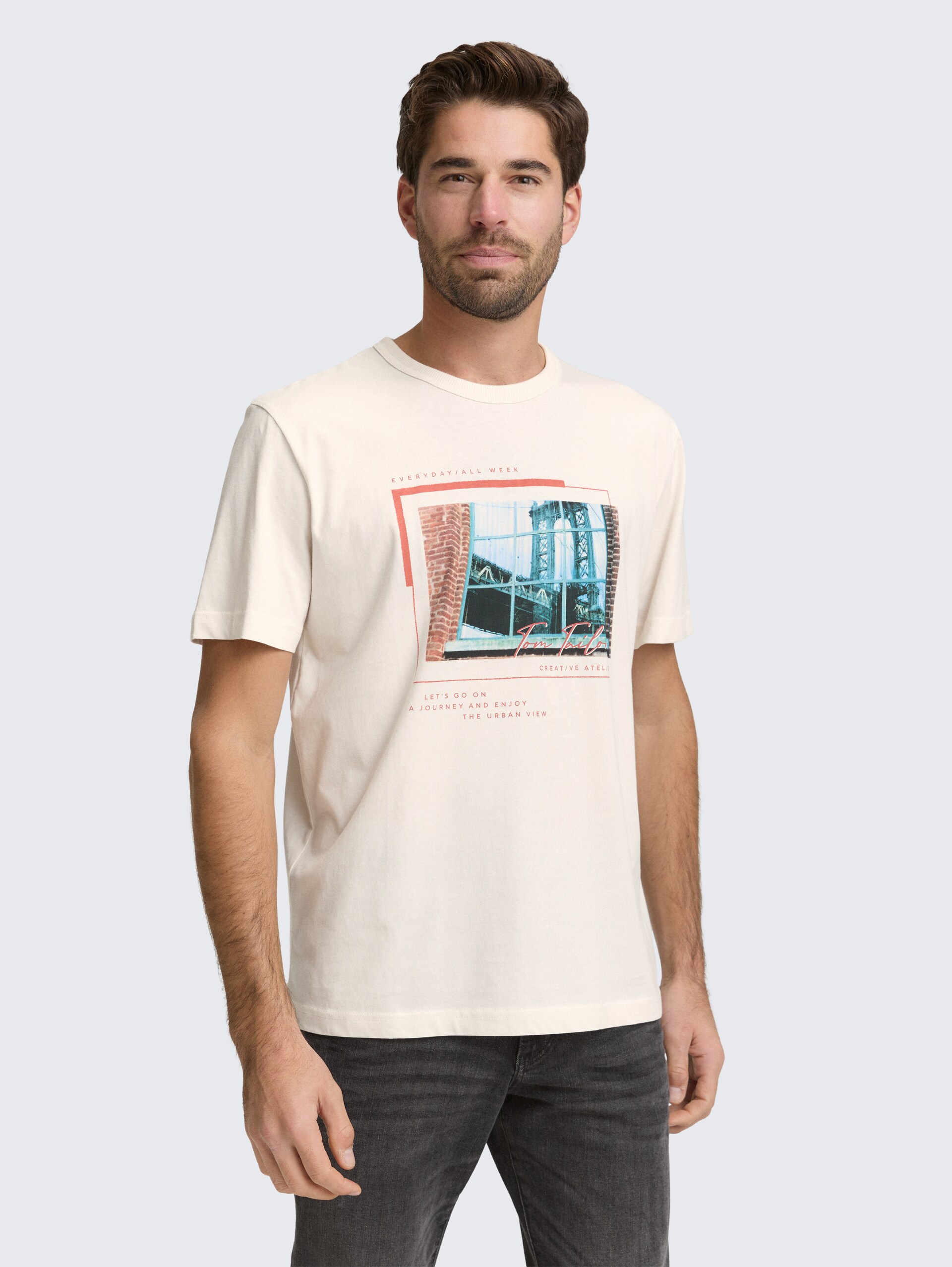 T-Shirt mit Fotoprint - Gardenia White - Ausschnitt Model-Vorderansicht