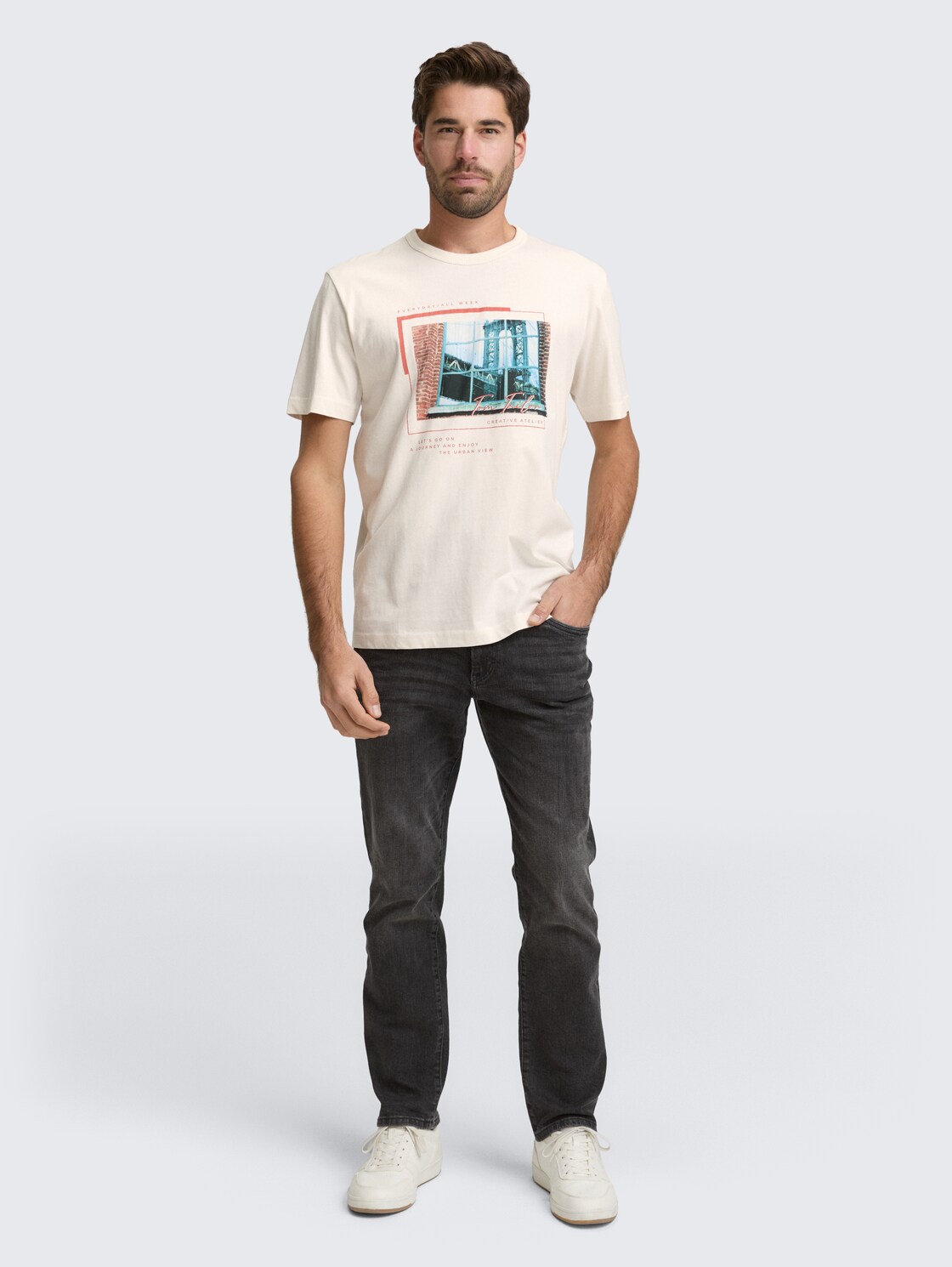 T-Shirt mit Fotoprint - Gardenia White - Model-Vorderansicht