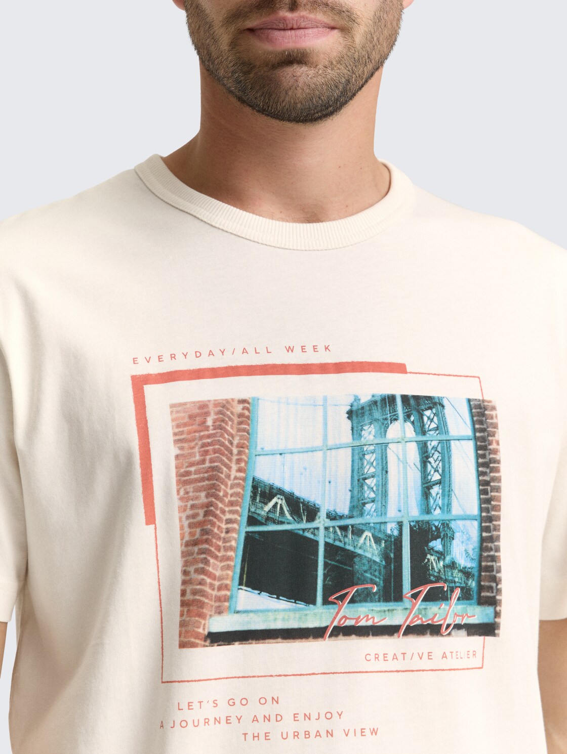 T-Shirt mit Fotoprint - Gardenia White - Detail-Model-Ansicht