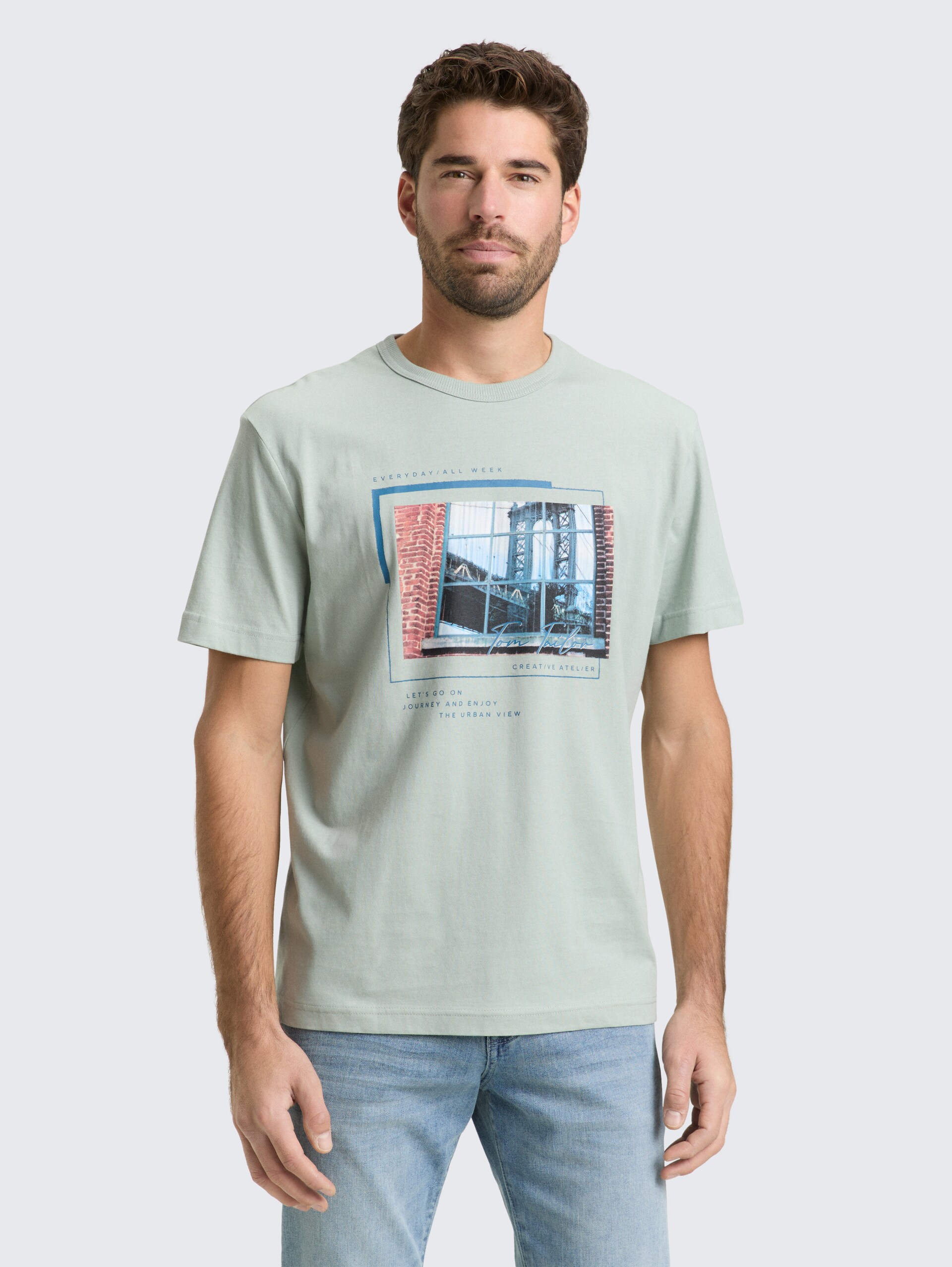 T-Shirt mit Fotoprint - soft greyish green - Ausschnitt Model-Vorderansicht