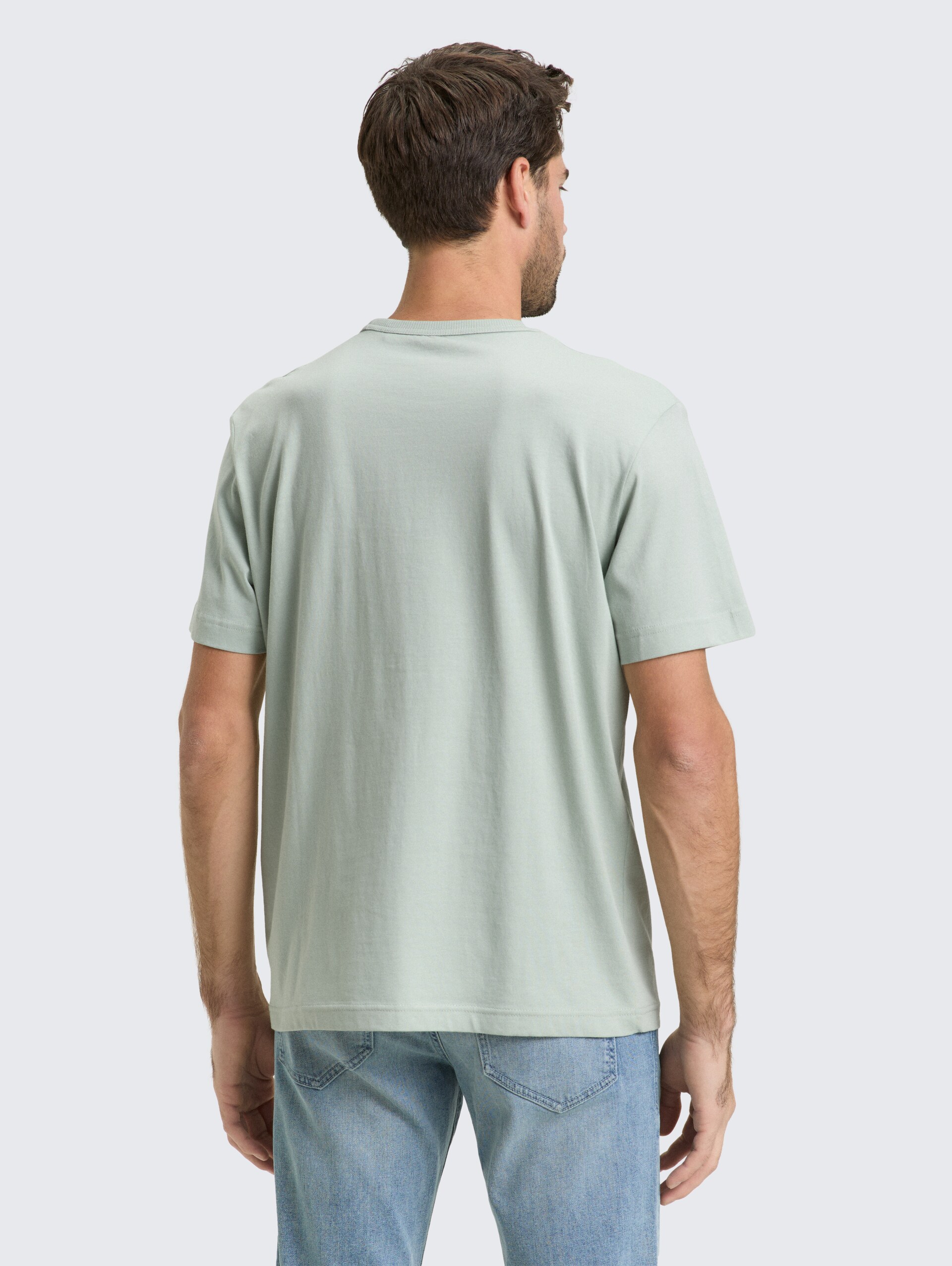 T-Shirt mit Fotoprint - soft greyish green - Auschnitt Model-Rückansicht