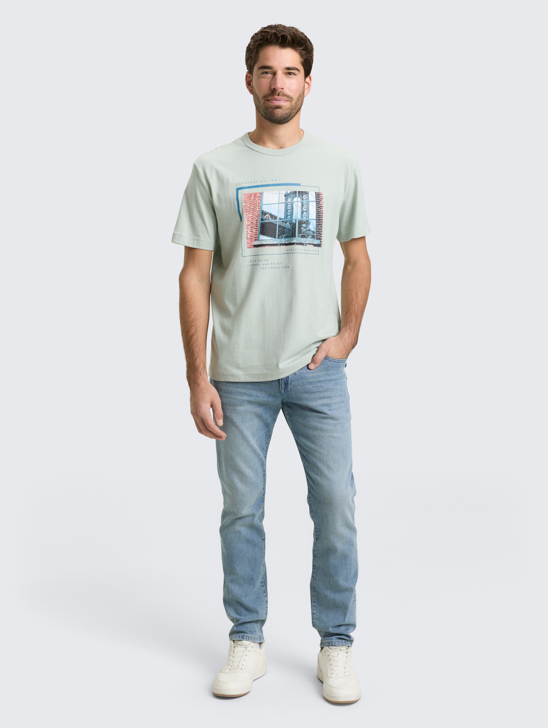 T-Shirt mit Fotoprint - soft greyish green - Model-Vorderansicht