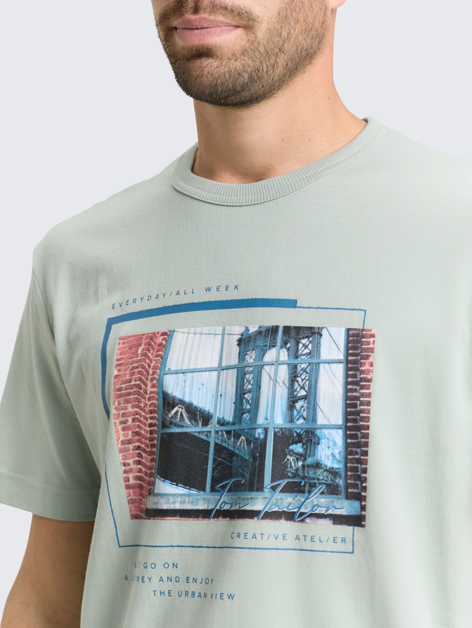 T-Shirt mit Fotoprint - soft greyish green - Detail-Model-Ansicht