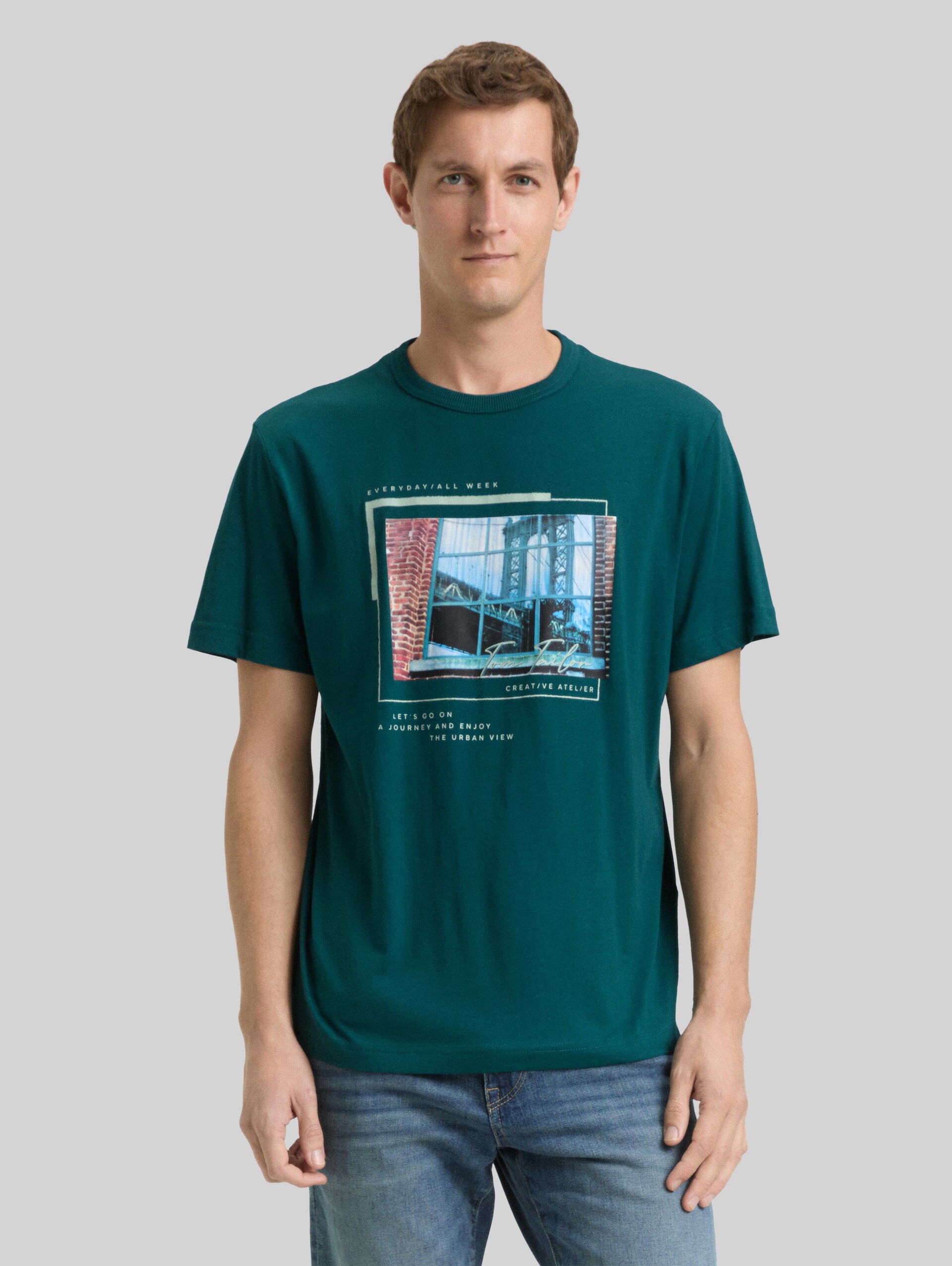 T-Shirt mit Fotoprint - Deep Meadow Green - Ausschnitt Model-Vorderansicht