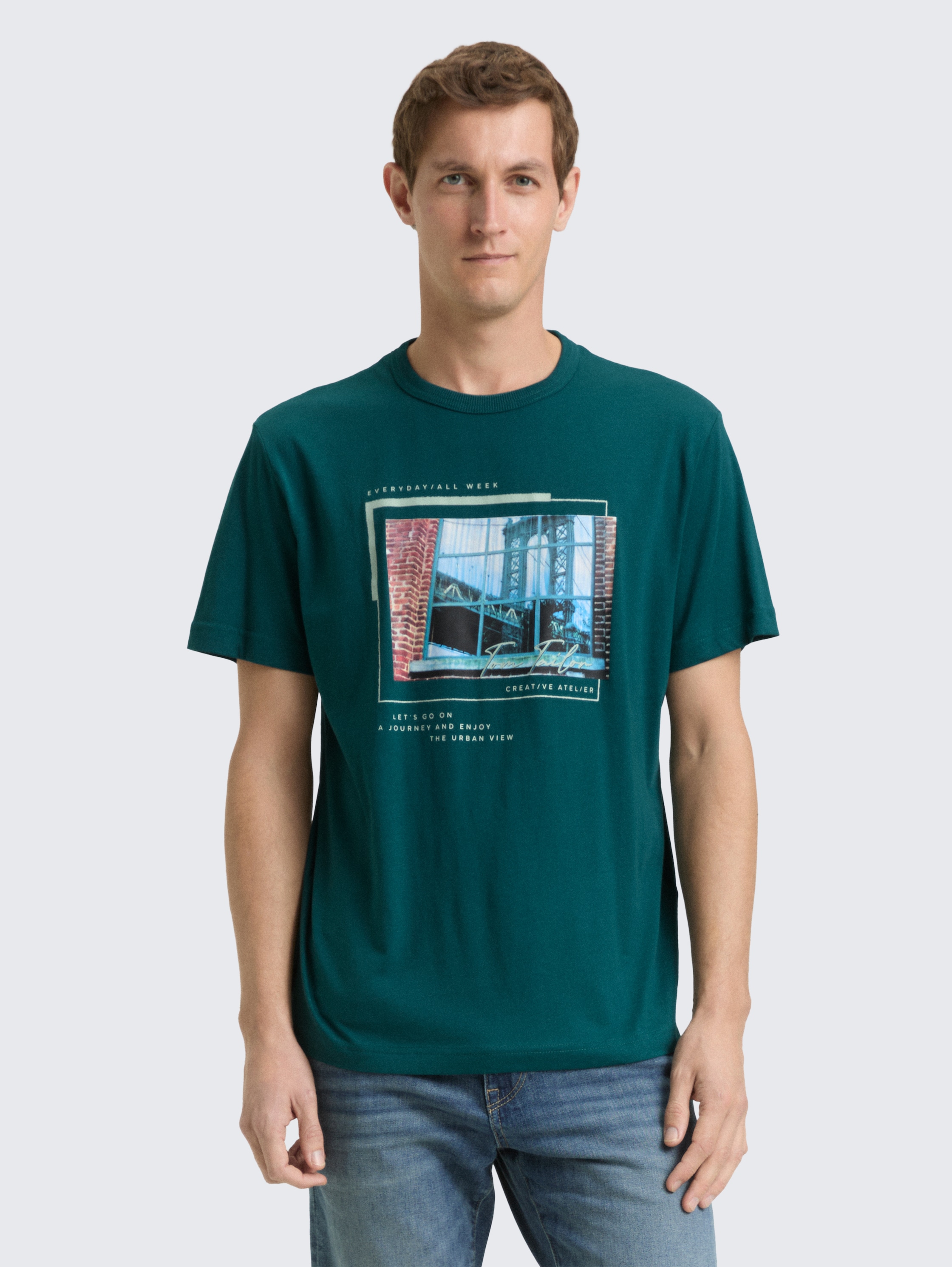 T-shirt à imprimé photo - Deep Meadow Green - Découpe Vue de face du modèle