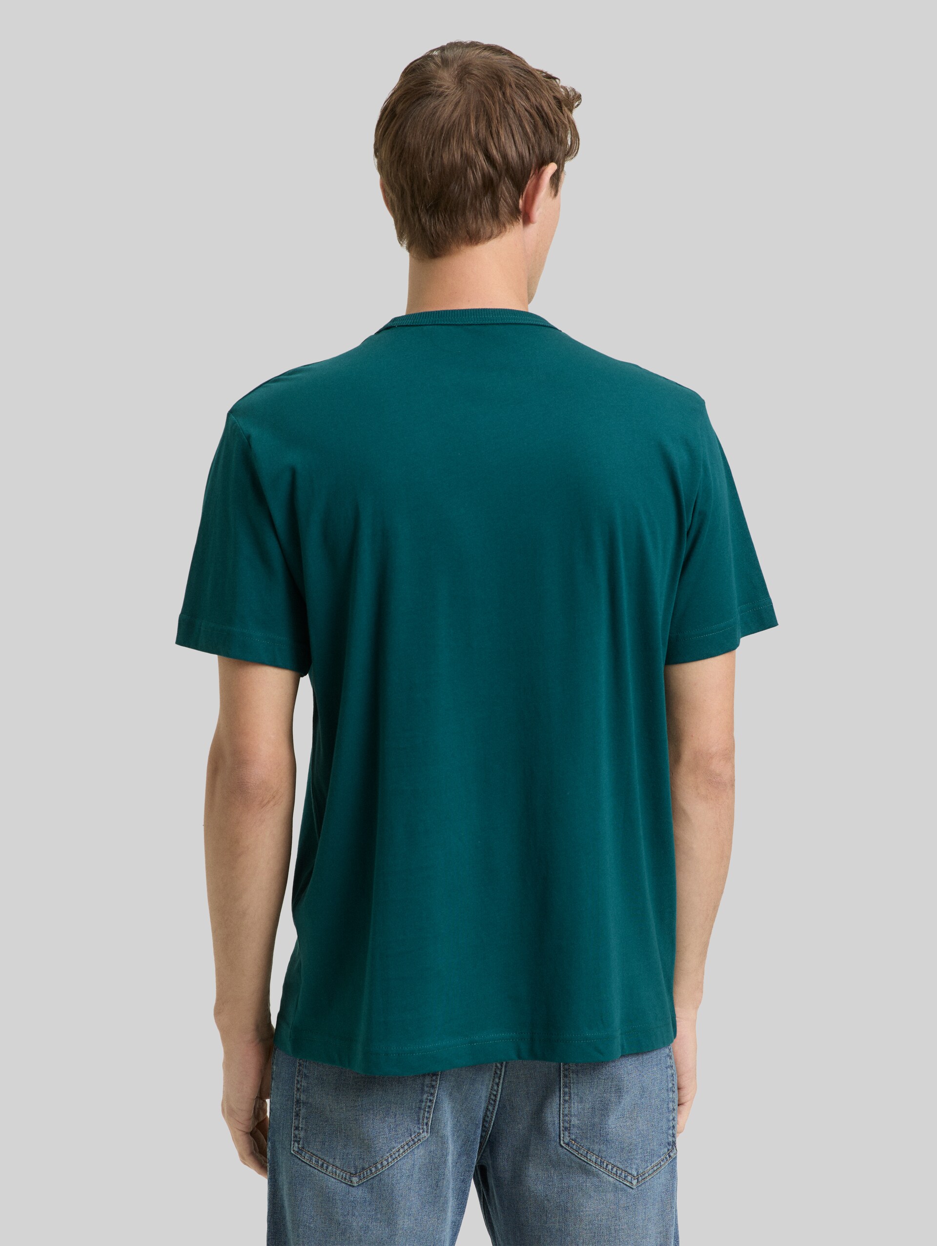 T-Shirt mit Fotoprint - Deep Meadow Green - Auschnitt Model-Rückansicht